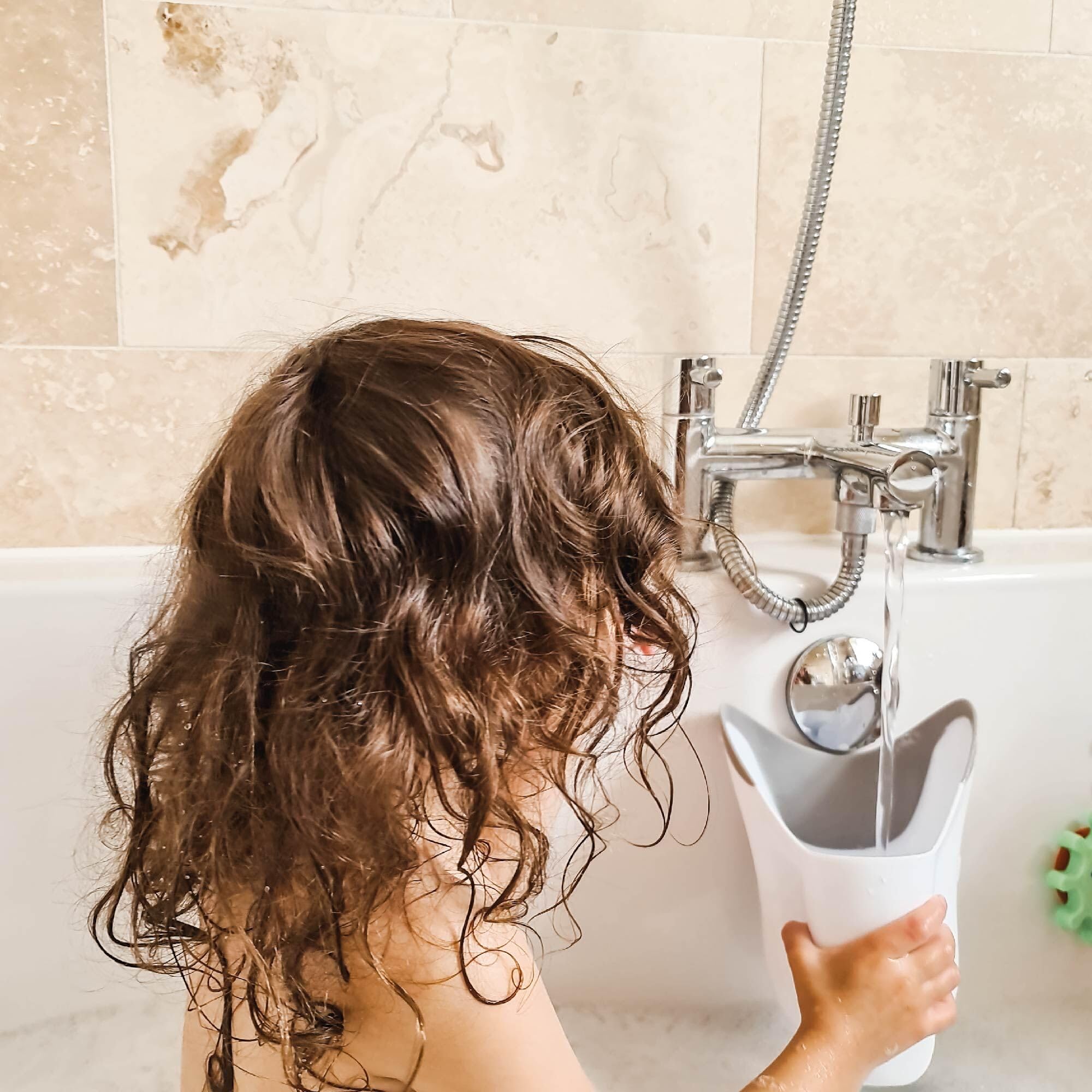 Nuby Rince-tête Bébé avec Bordure Souple et Poignet | Tasse de Rinçage pour les cheveux | Rinçage shampoing pour l'Heure du Bain | Anti-Déchirures sur le Rebord | 6+ Mois