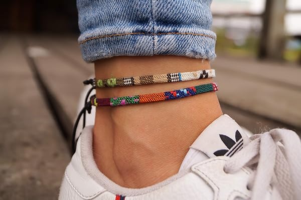 Made by Nami Cavigliera Surfer Set di 2 Uomo e Donna - Cavigliera Sottile Boho Hippie Etnico - Accessori Fatti a Mano per Festa in Spiaggia - Impermeabile e Regolabile (safari & etno) - 2