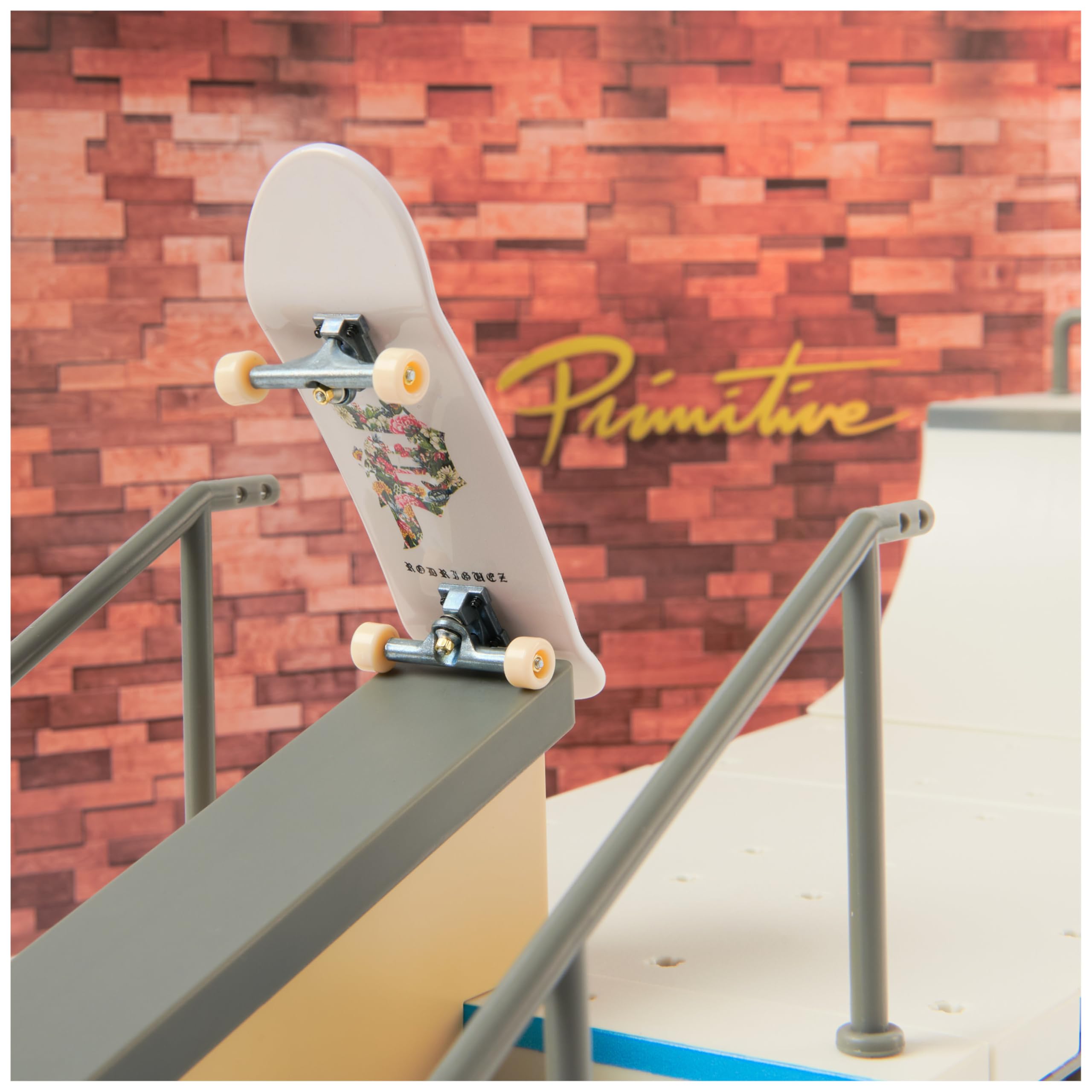 Tech Deck - Primitive Skate Park, Finger-Skateboard-Rampe mit authentischem Fingerboard, Signature-Set des Skateboard-Profis Paul Rodriguez, X-Connect-Stecksystem, umfangreiches Zubehör, ab 6 Jahren