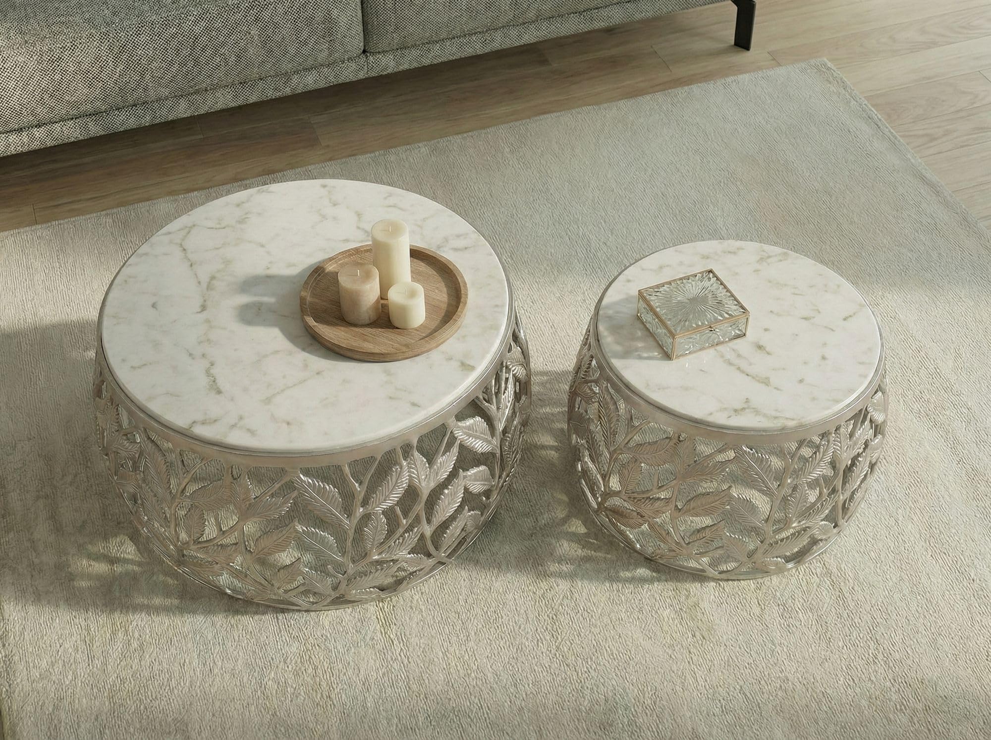 WOHNLING Set di 2 tavolini da salotto argento con piano in marmo bianco - Tavolino da soggiorno rotondo - Tavolino d'appoggio moderno in alluminio - Set tavolini da divano in alluminio con struttura i