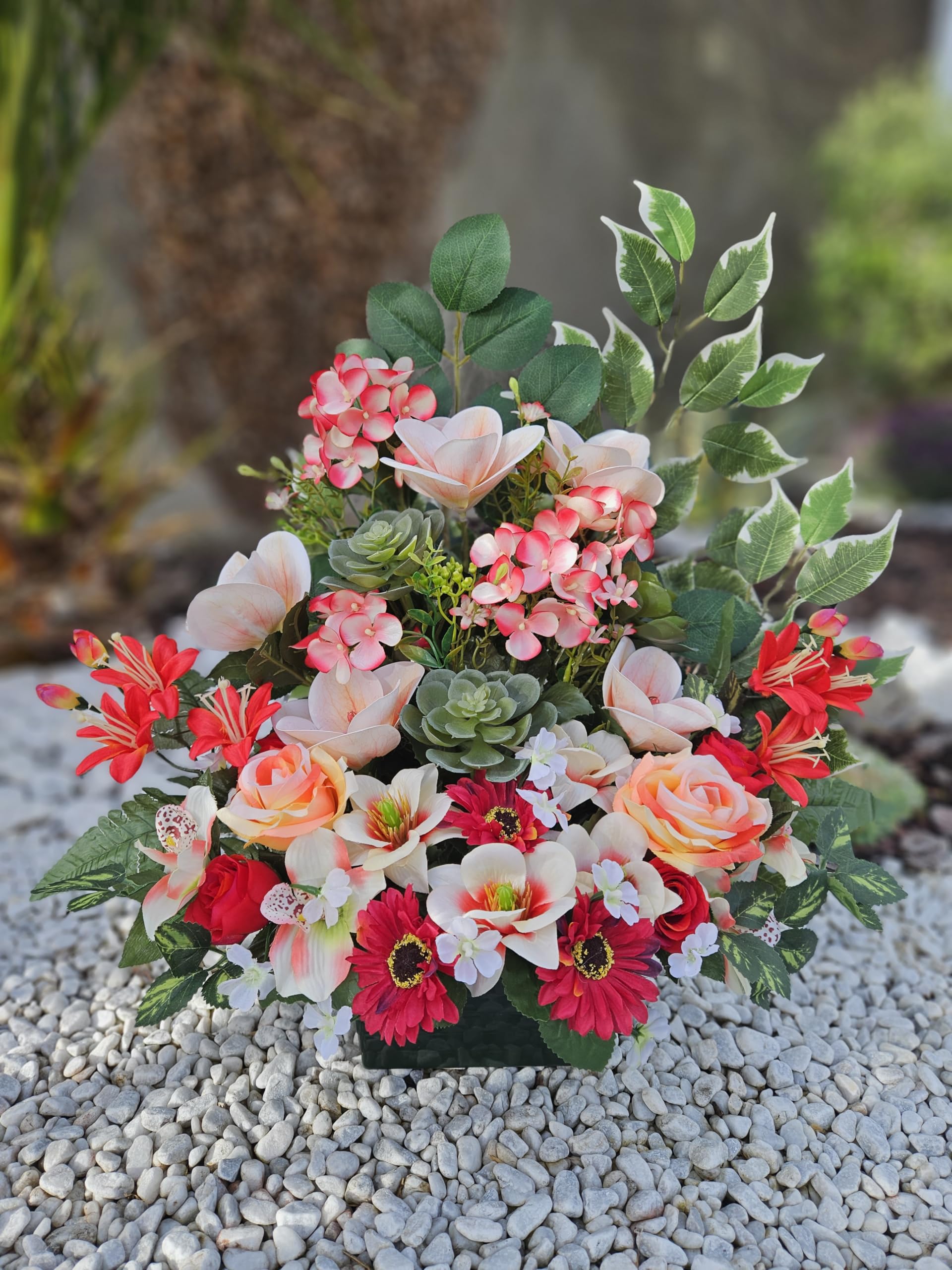 Composition De Fleurs Artificielles. Réalisé par Nos Soins, Fleurs De Qualité. Haut 47cm.