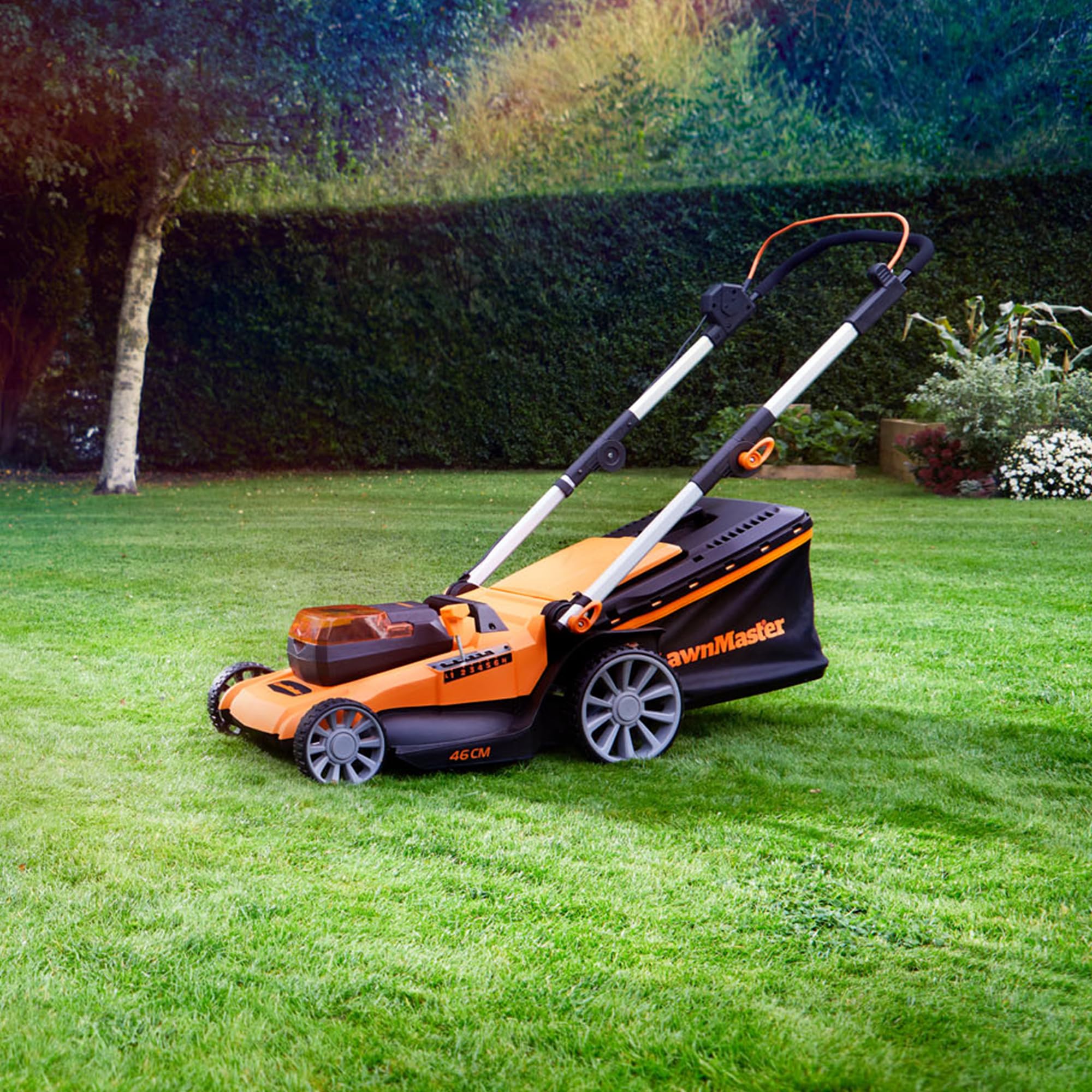 LawnMaster Tosaerba a batteria da 48 V, 46 cm, set di 2 batterie MX 24 V 4,0 Ah, 2 caricatori rapidi, rullo posteriore, espulsione laterale dell'erba e funzione pacciamatura, tosaerba a batteria per