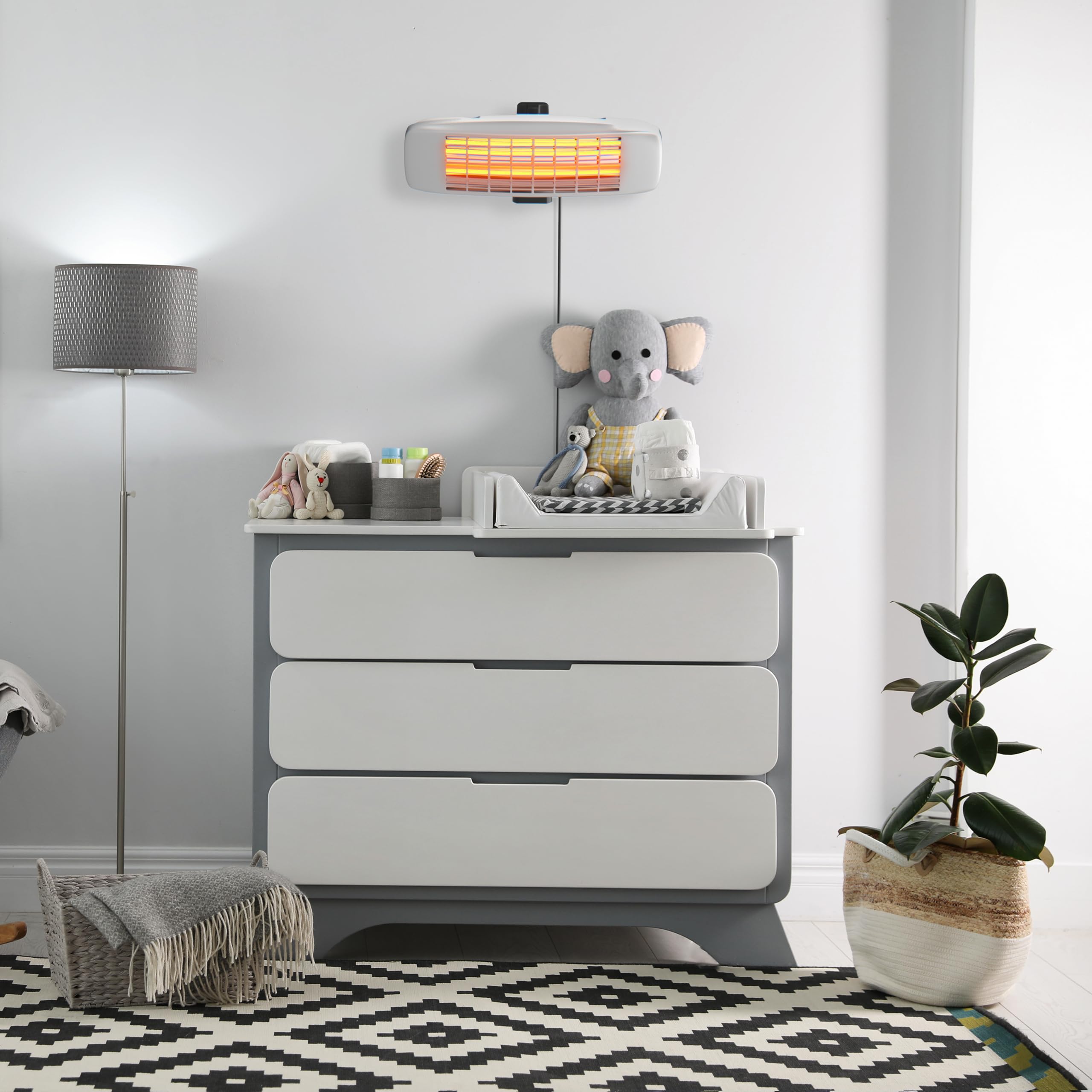 Brandson - Infrarot Wickeltischstrahler - Wickeltisch Heizstrahler Baby mit Fernbedienung - 1800 Watt - 3 Leistungsstufen Heizelemente - LED Power-Indikator – inkl. Wandhalterung – schwenkbar