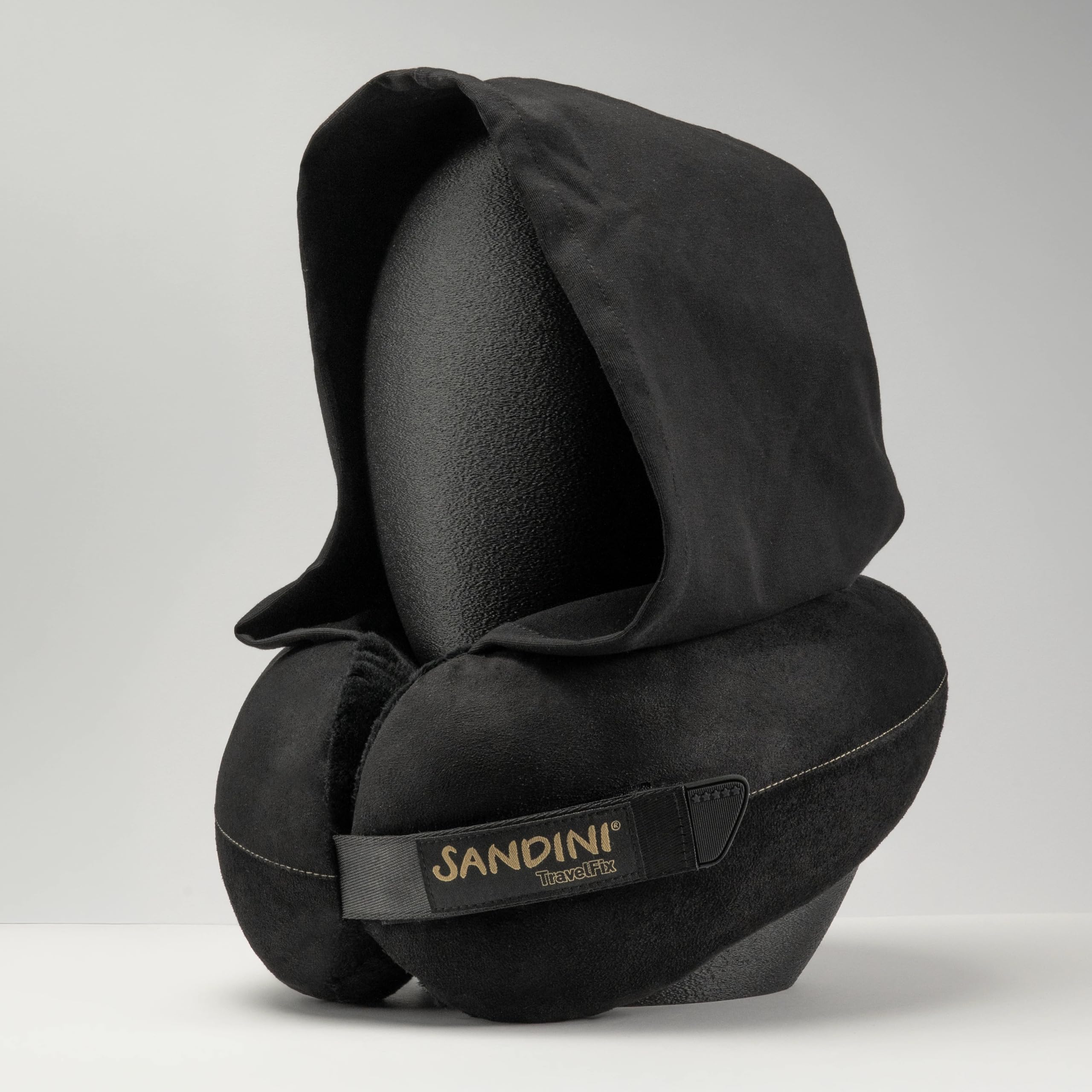 SANDINI TravelFix Hoodie Outlast – Premium Reisekissen/Nackenkissen mit ergonomischer Stützfunktion, Temperaturausgleich und integrierter Kapuze – Gratis Transporttasche mit Befestigungs-Clip