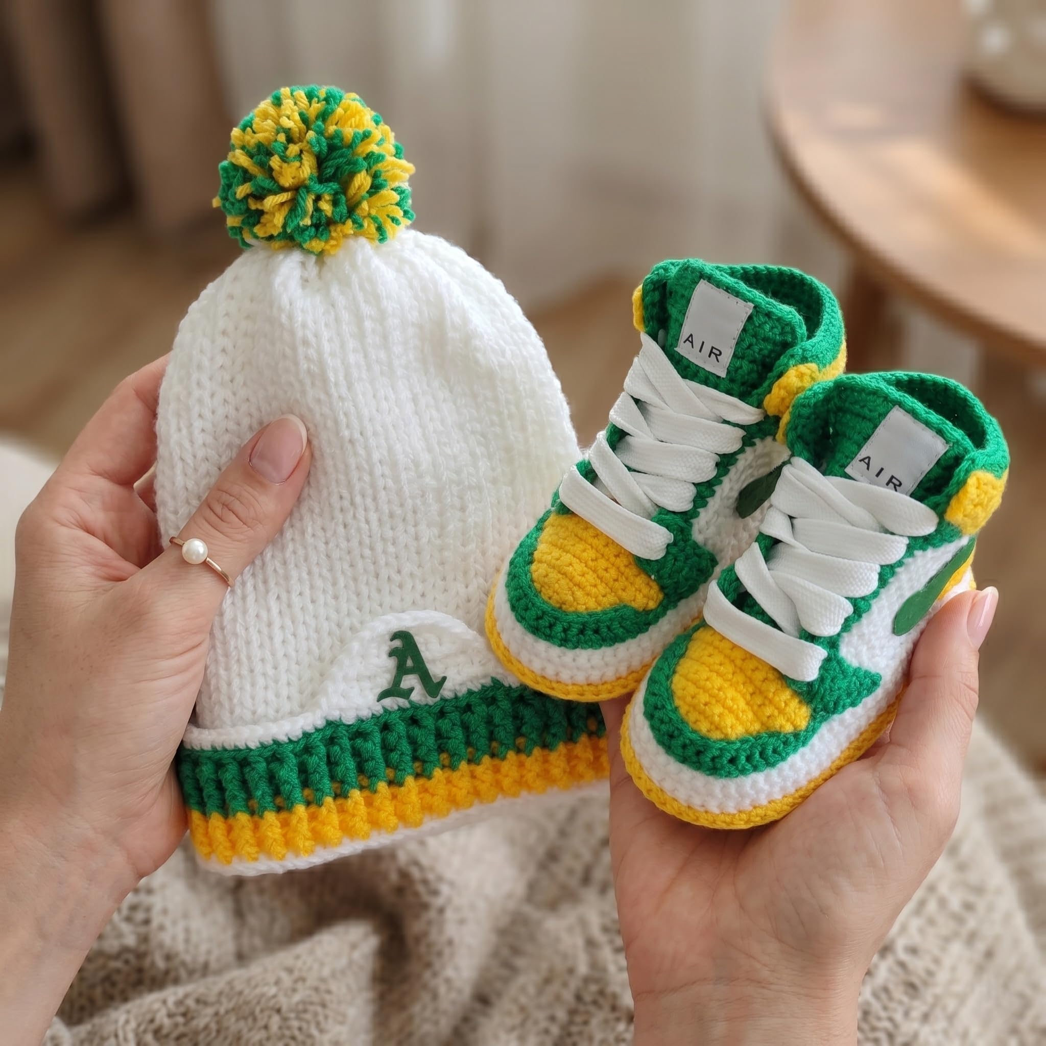 Häkel Baby Sneaker Booties Mützen Set, Jordan-Stil Grün Gelb Weiß Babyschuhe für Jungen und Mädchen, Neugeborene Kleinkinder Lauflerner, 0-3M 3-6M 6-9M 9-12M, Geschenk zur Geburt