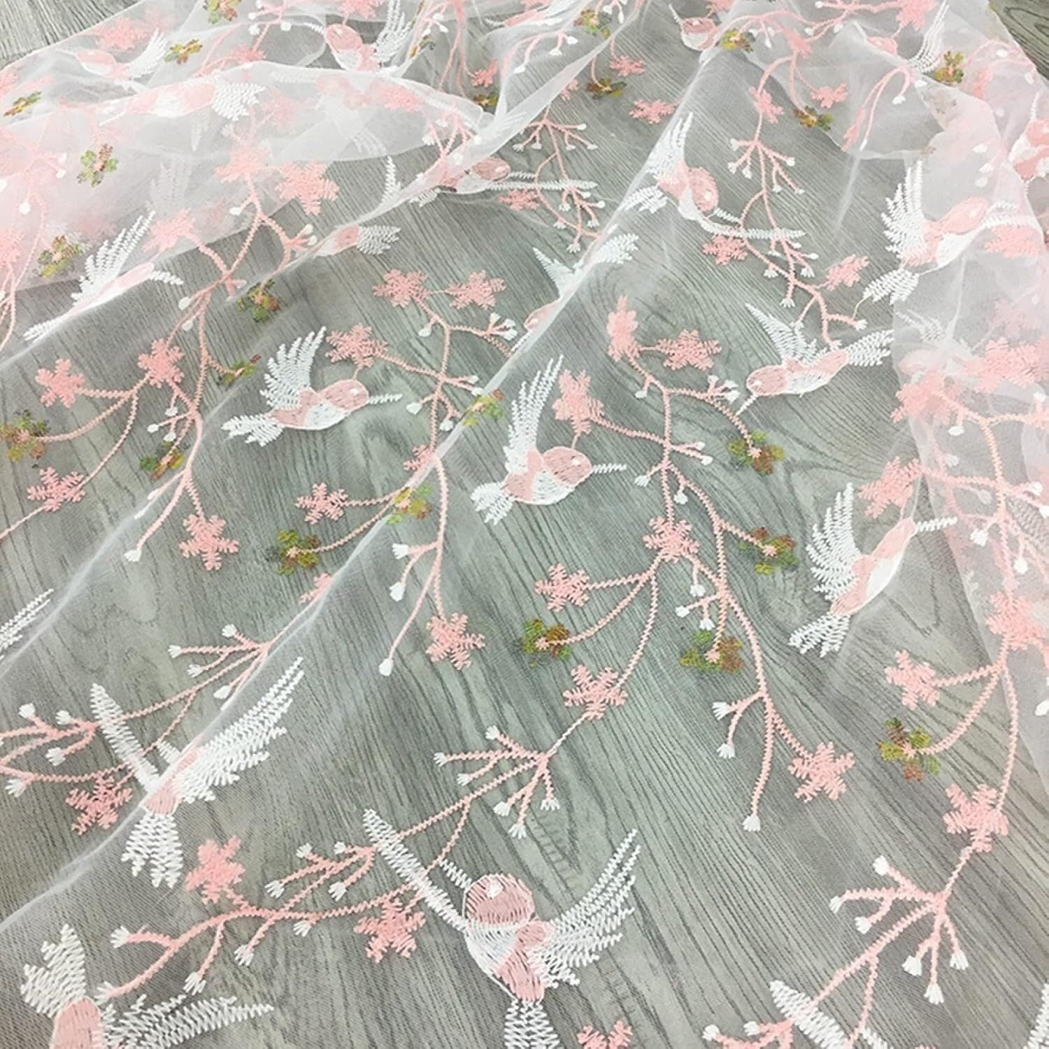Tessuto in tulle di pizzo con fiori e uccelli ricamati in poliestere