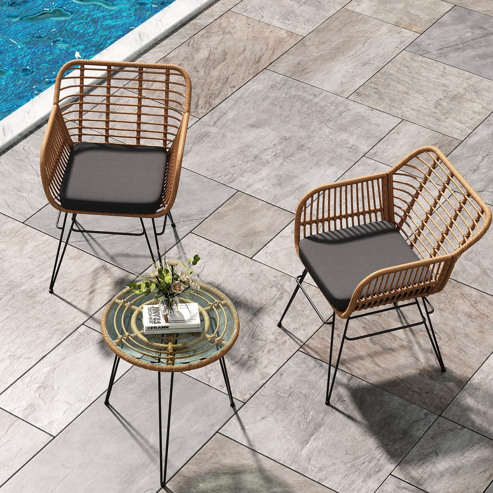 3-teilig Rattan Balkonmöbel Set, 2 Stühle mit Sitzkissen + Glastisch, Braun | Wetterfestes, Abnehmbare Dicke Sitzkissen, Gehärteter Glastisch, Nutzbar für Terrasse, Garten, Innen und Außenbereich