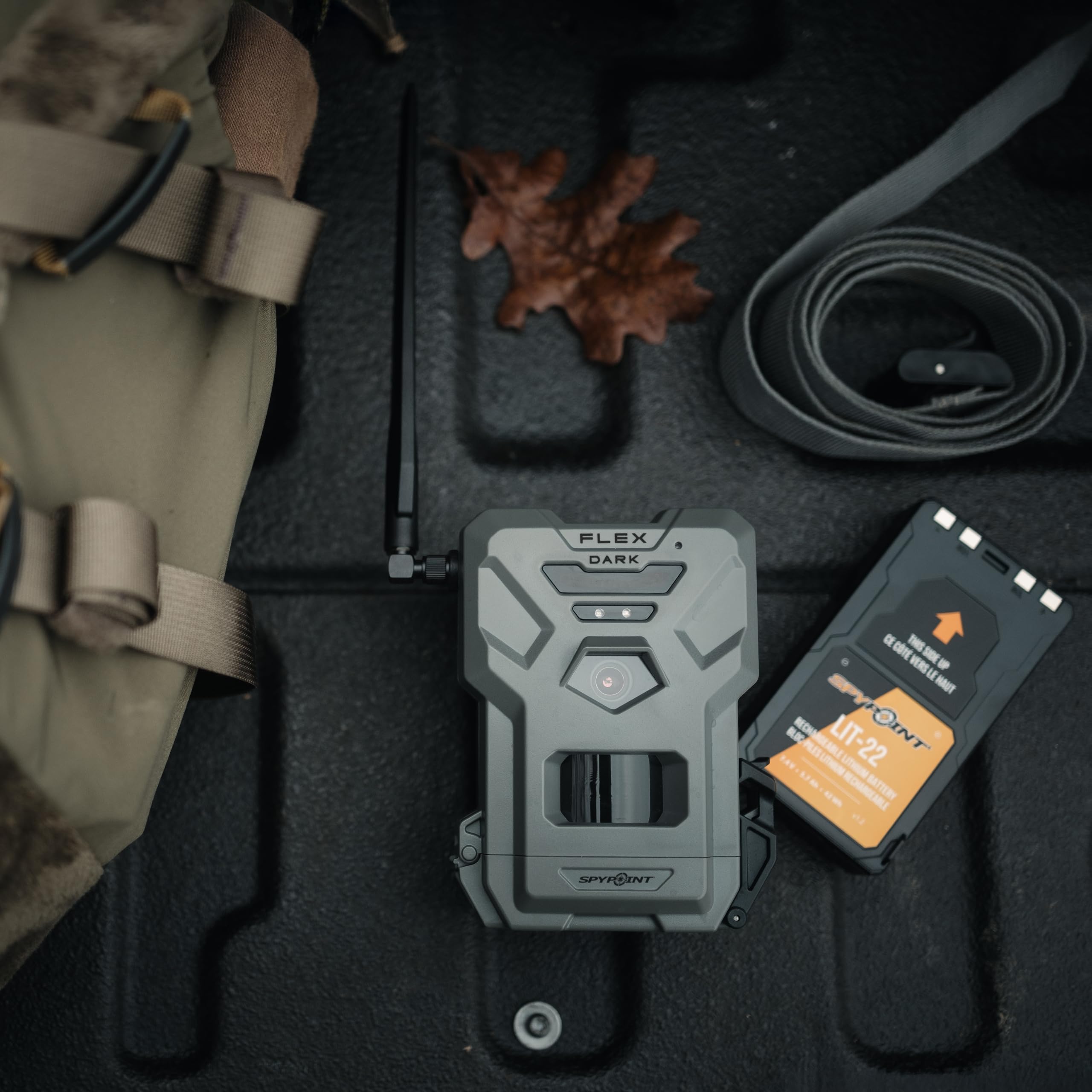 SPYPOINT Flex-Dark Caméra de Chasse cellulaire 40MP, vidéo 1080p avec Son, Vision Nocturne sans Lueur, détection 30 m, sans Wi-FI, Infrarouge Invisible, pour Sentier et gibier | SIM préactivée, 8 piles AA requises, Sangle incluse, Détection 30m, Compatibl