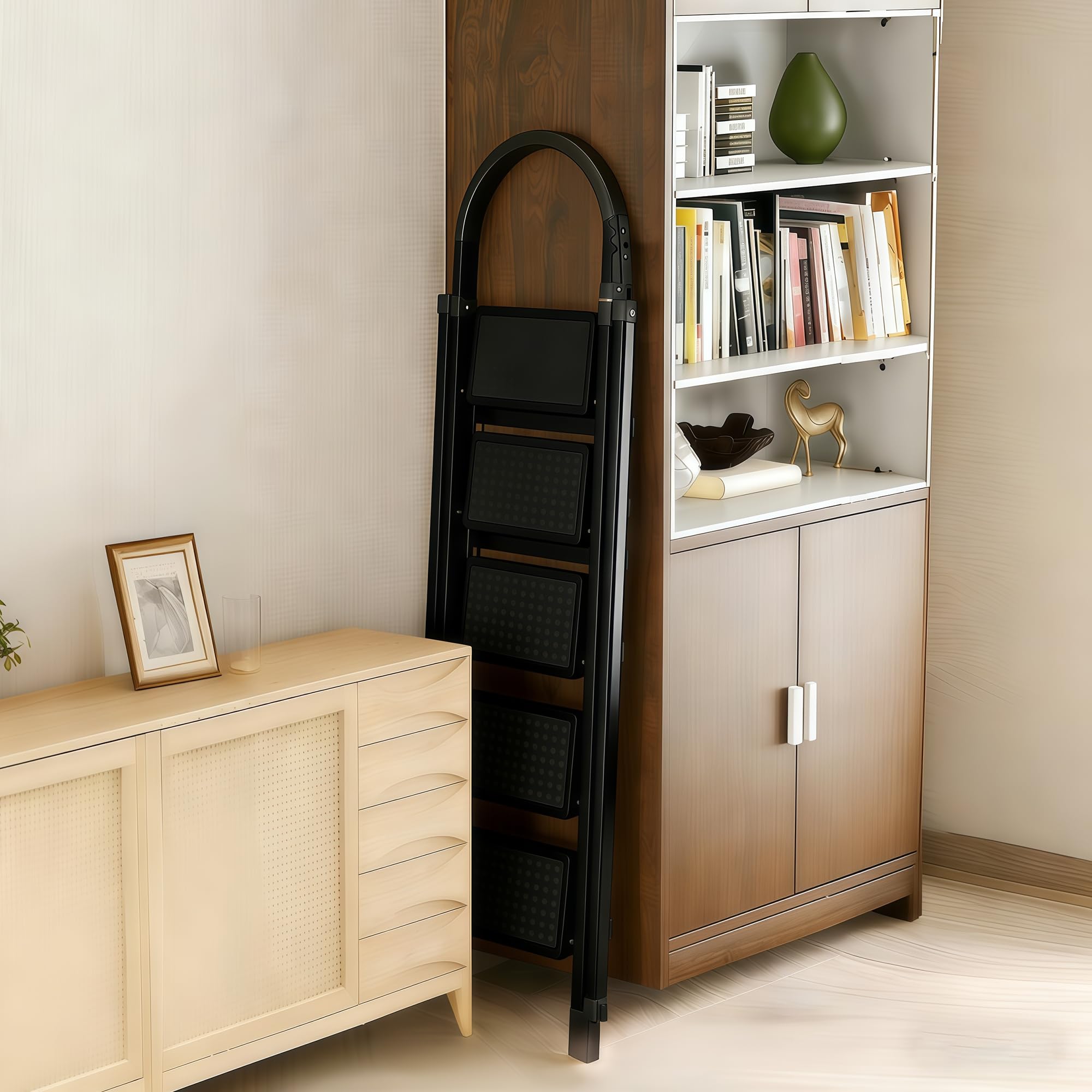 Scala Scaletta 5 Gradini in Acciaio Al Carbonio,Scala 5 Gradini con di blocco di sicurezza,Scaletta Pieghevole Ampia pedana antiscivolo,per Scaletta Cucina Portata 150 kg,Bianco e NeroNero