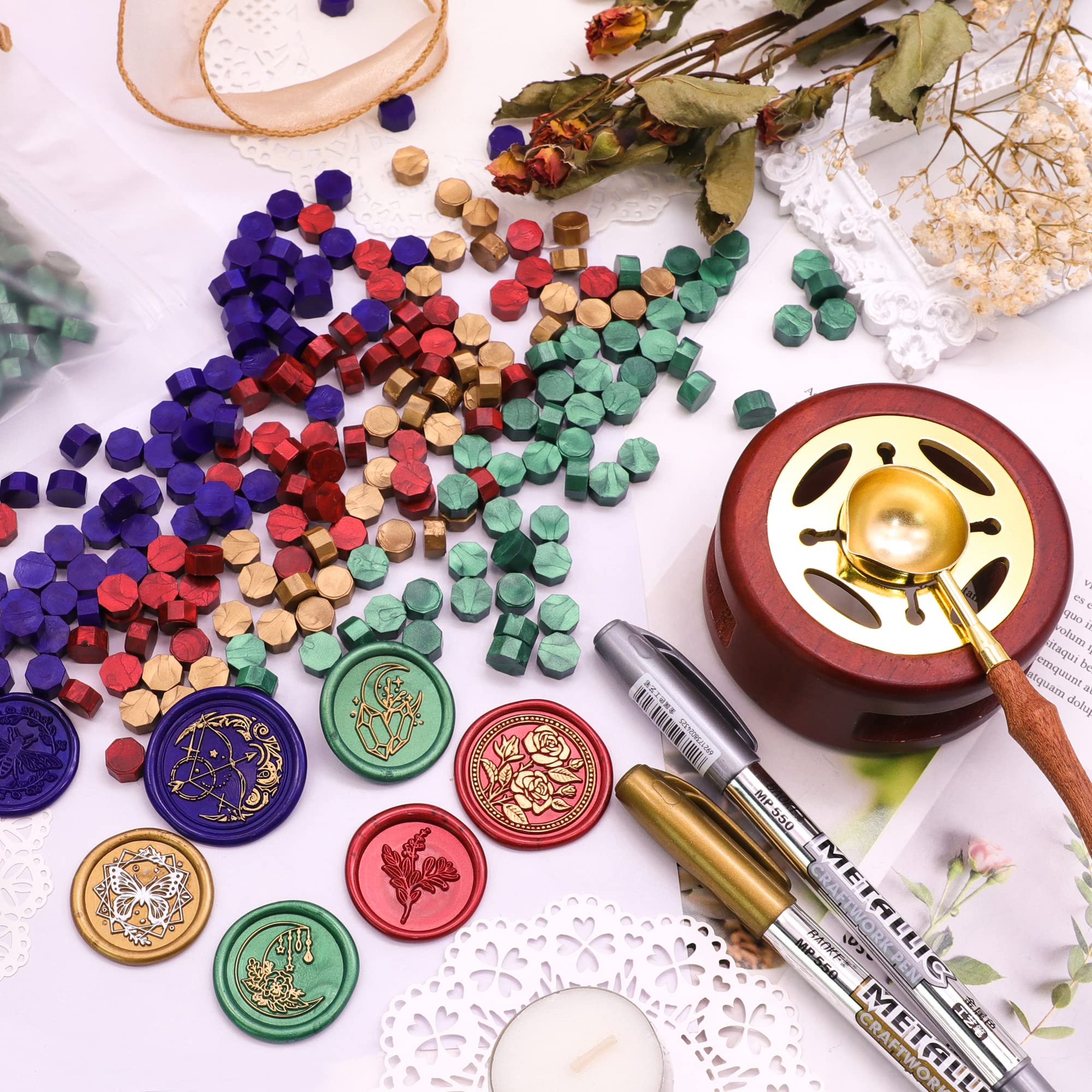 SWANGSA Kit de cera de sellado, 1450 cuentas de cera de sellado, verde metálico, calentador de sello de cera, cuchara de cera, bolígrafo de sello de cera dorado y velas de té para sello de cera y