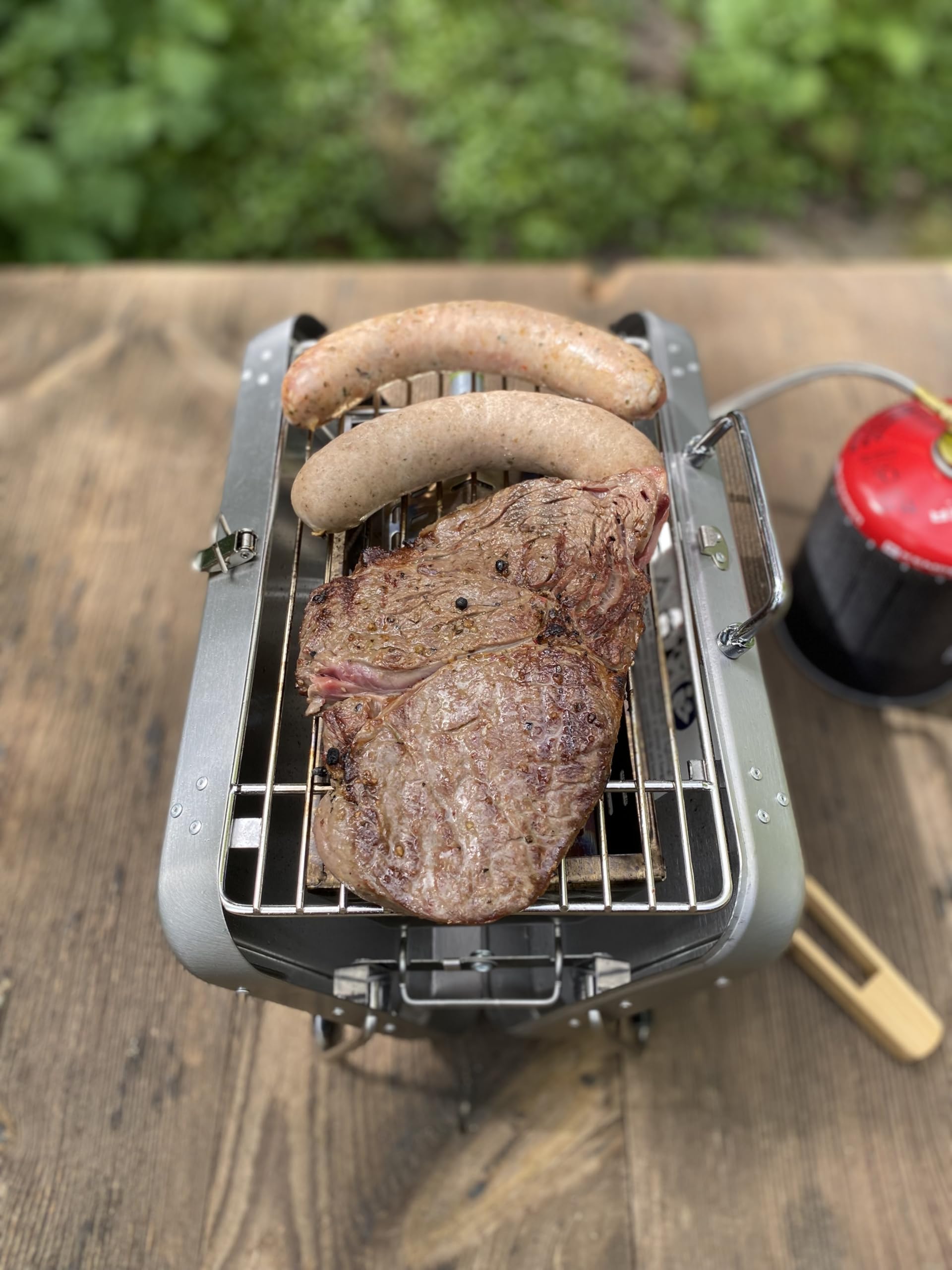 GARDINGER BBQ 42 mobiler Koffergrill aus Edelstahl für Gaskartuschen Holzkohle | Klappbarer Camping-Grill für Picknick Outdoor mit Grillzange | 31x20x7 cm