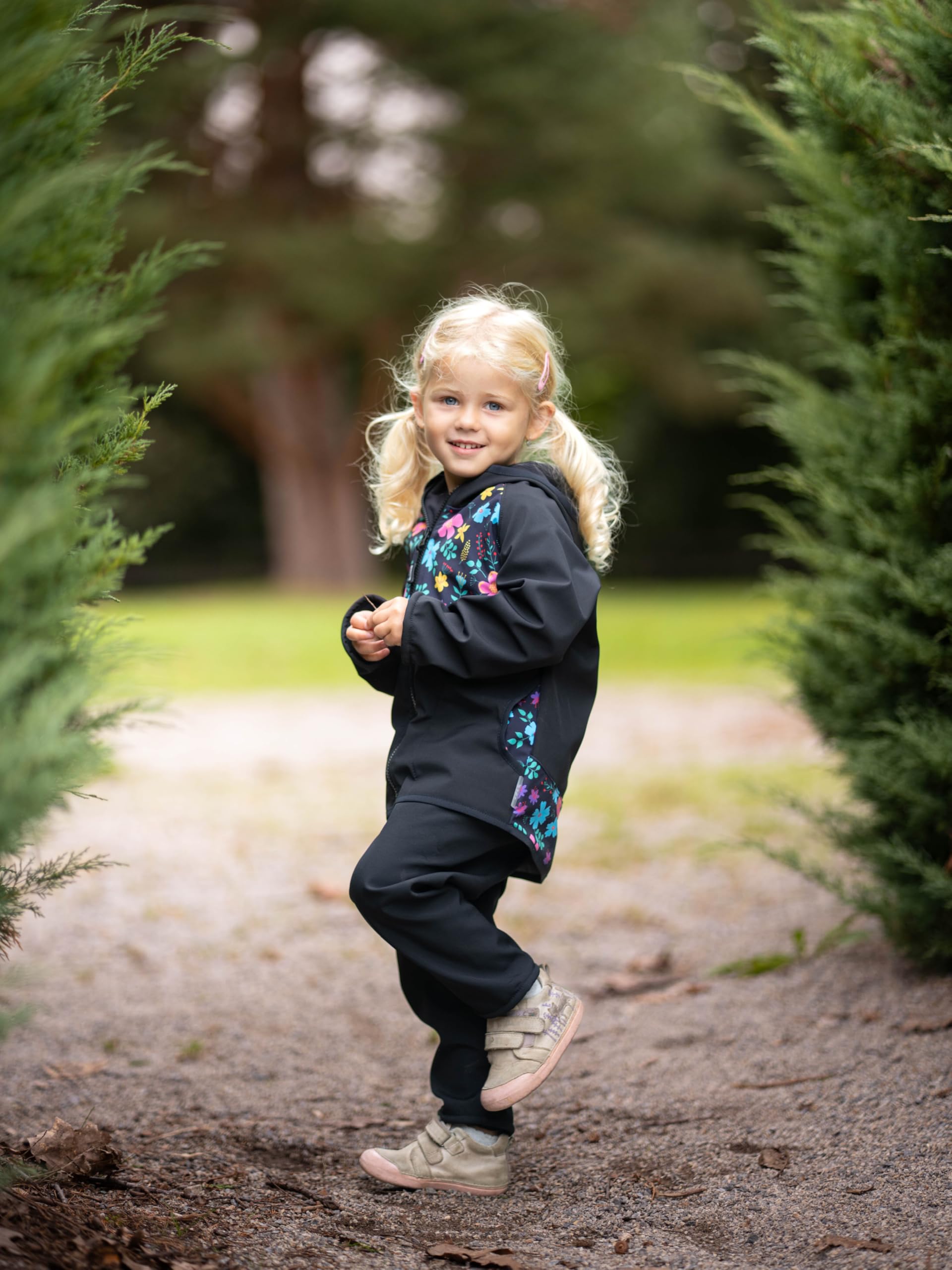 Kinder Softshelljacke mit Fleecefutter und Kapuze, wasserabweisende und winddichte Outdoor Full-Zip Funktionsjacke, atmungsaktive Kinderjacke BASIC, Schwarz, Blumen