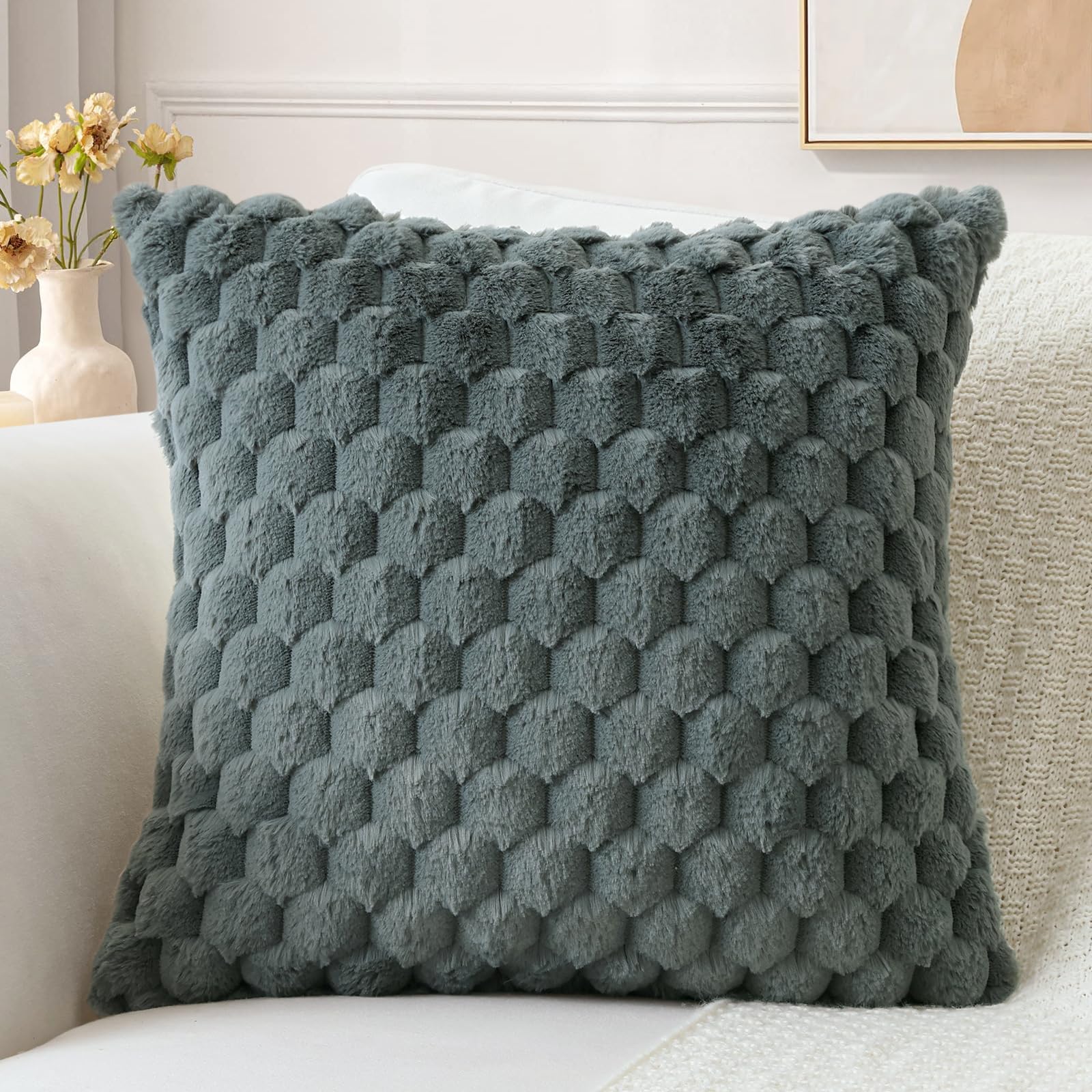 Housse de coussin en fausse fourrure gris foncé pour cocooning au salon et chambre