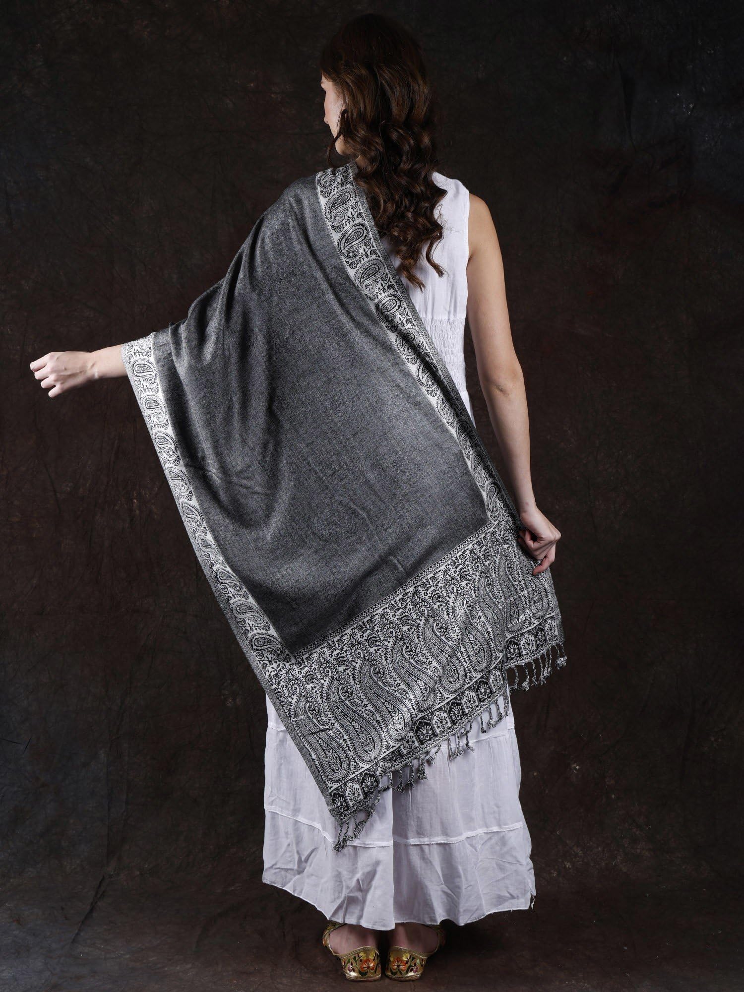 Exotic India Étole Jamawar pour femme de Ludhiana avec cachemire sur bordure et noyau uni | Beau design châle, écharpes