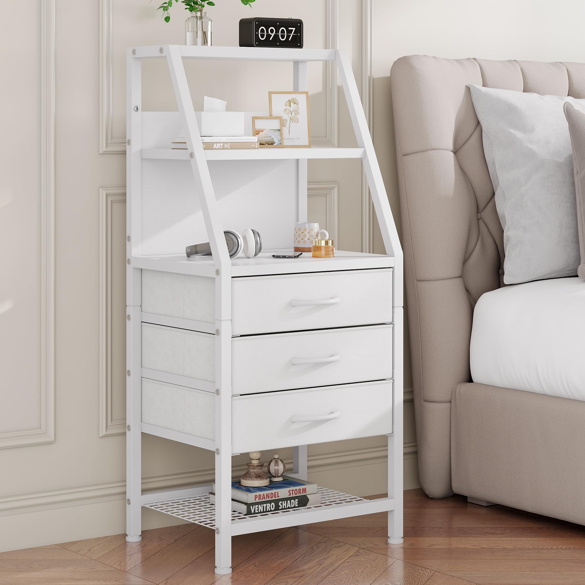 Feonase Mesita de noche ancha con 3 cajones de tela y compartimento abierto, adecuada para dormitorio, sofá y sala de estar pequeña, color blanco