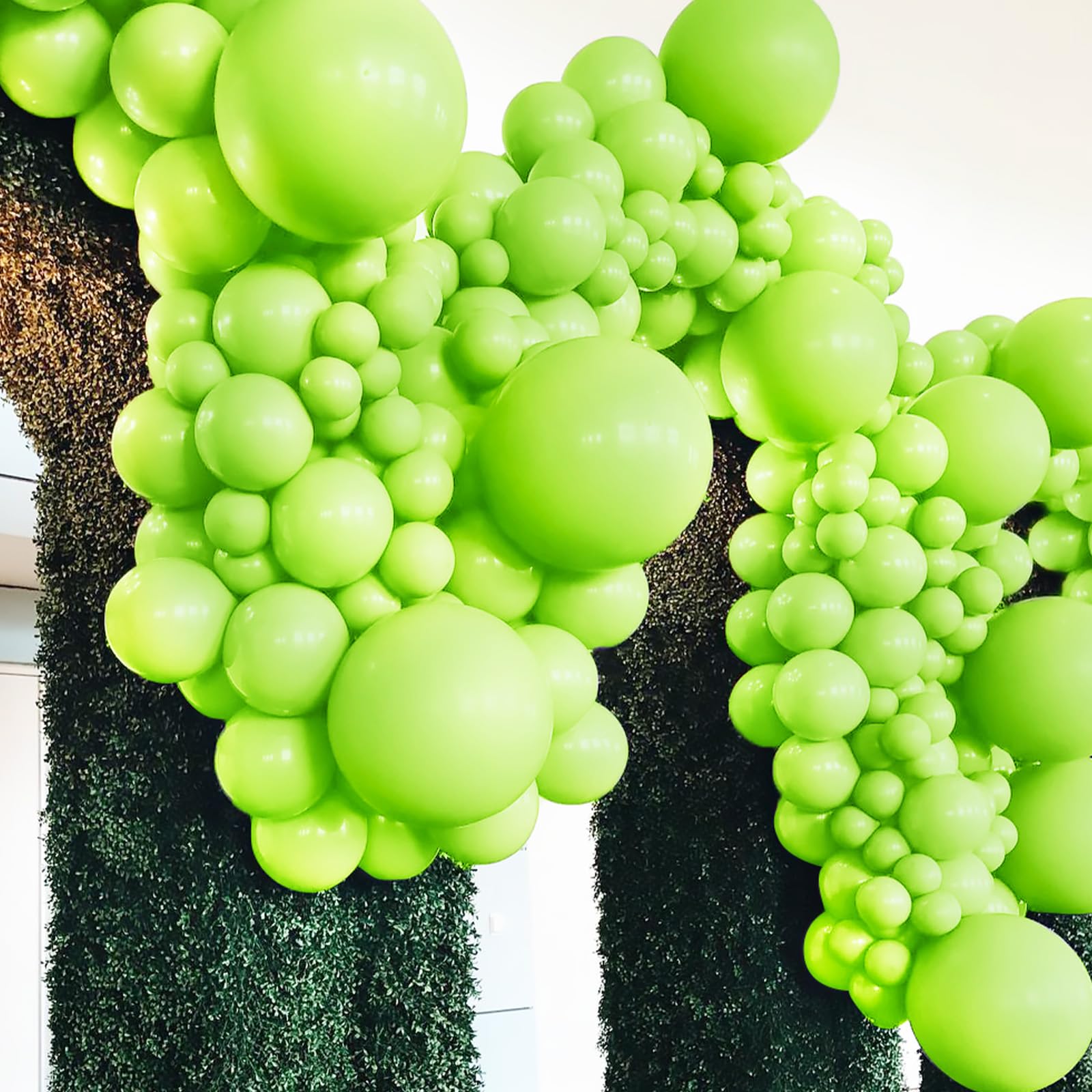 Palloncini Di Lamina Verde E Nero Con Fili Su Sfondo Rotondo Verde - Immagini vettoriali stock e