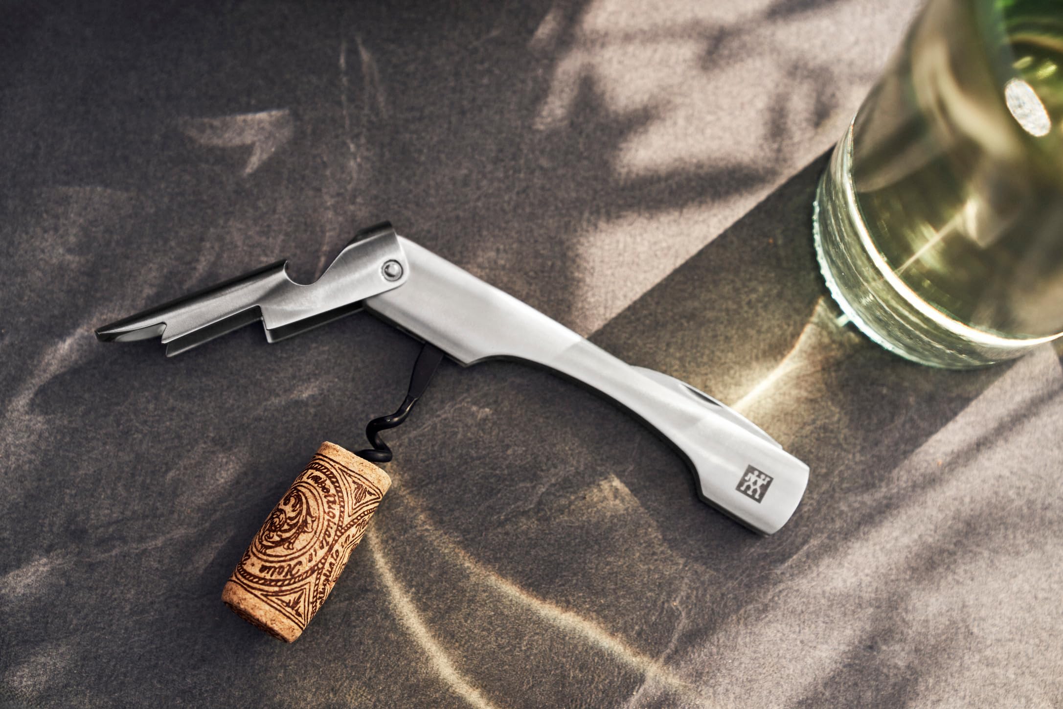 ZWILLING Vier Sterne Traveller Set/Messerset 7-tlg, für Camping, Set aus 3 Messer, Schneidbrett, Kellnermesser, Schere & Transporttasche