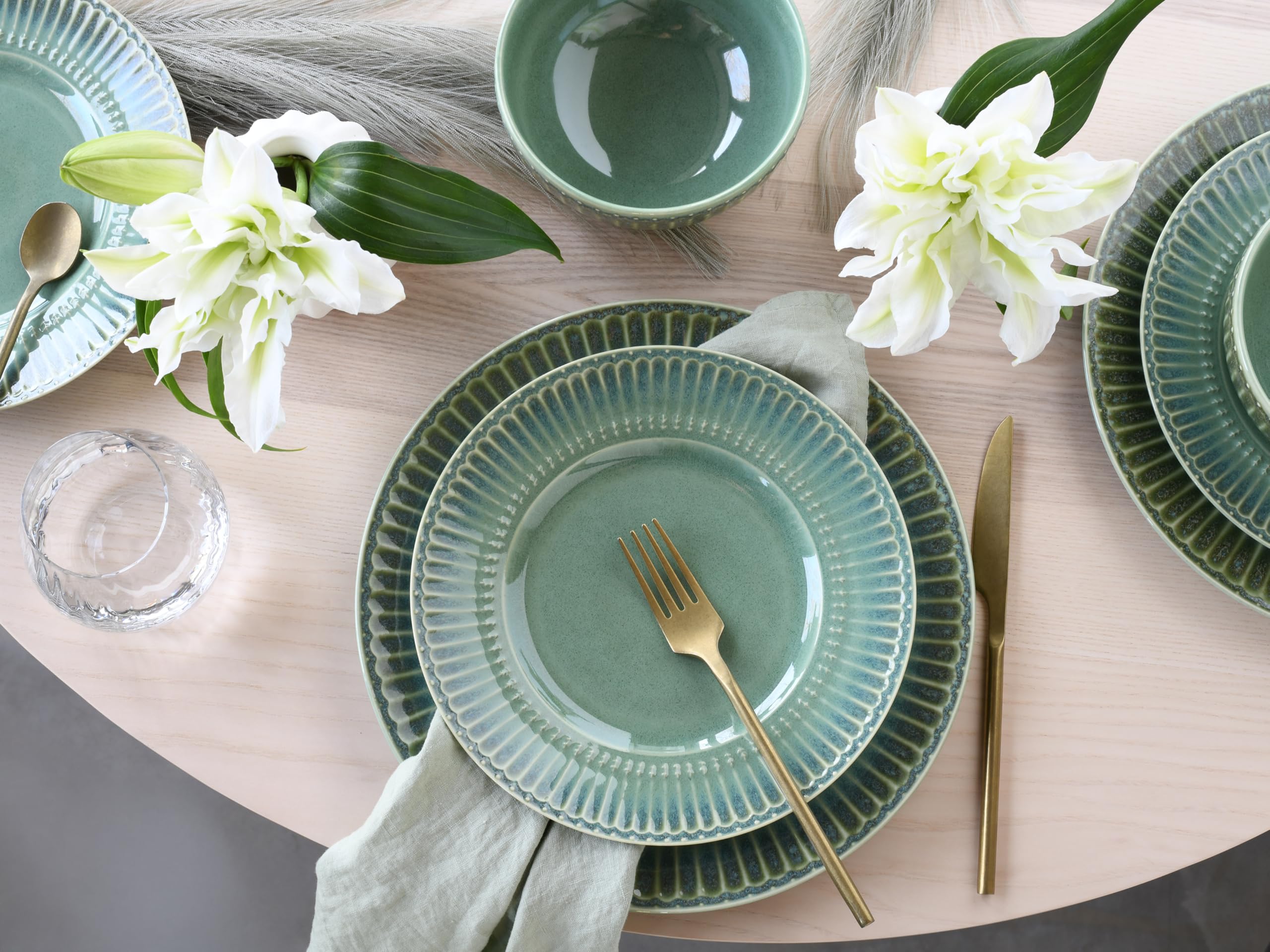 CreaTable, 24493, Serie Celadon Grün, 12-teiliges Geschirrset, Teller Set aus Steinzeug, spülmaschinen- und mikrowellengeeignet, Qualitätsproduktion