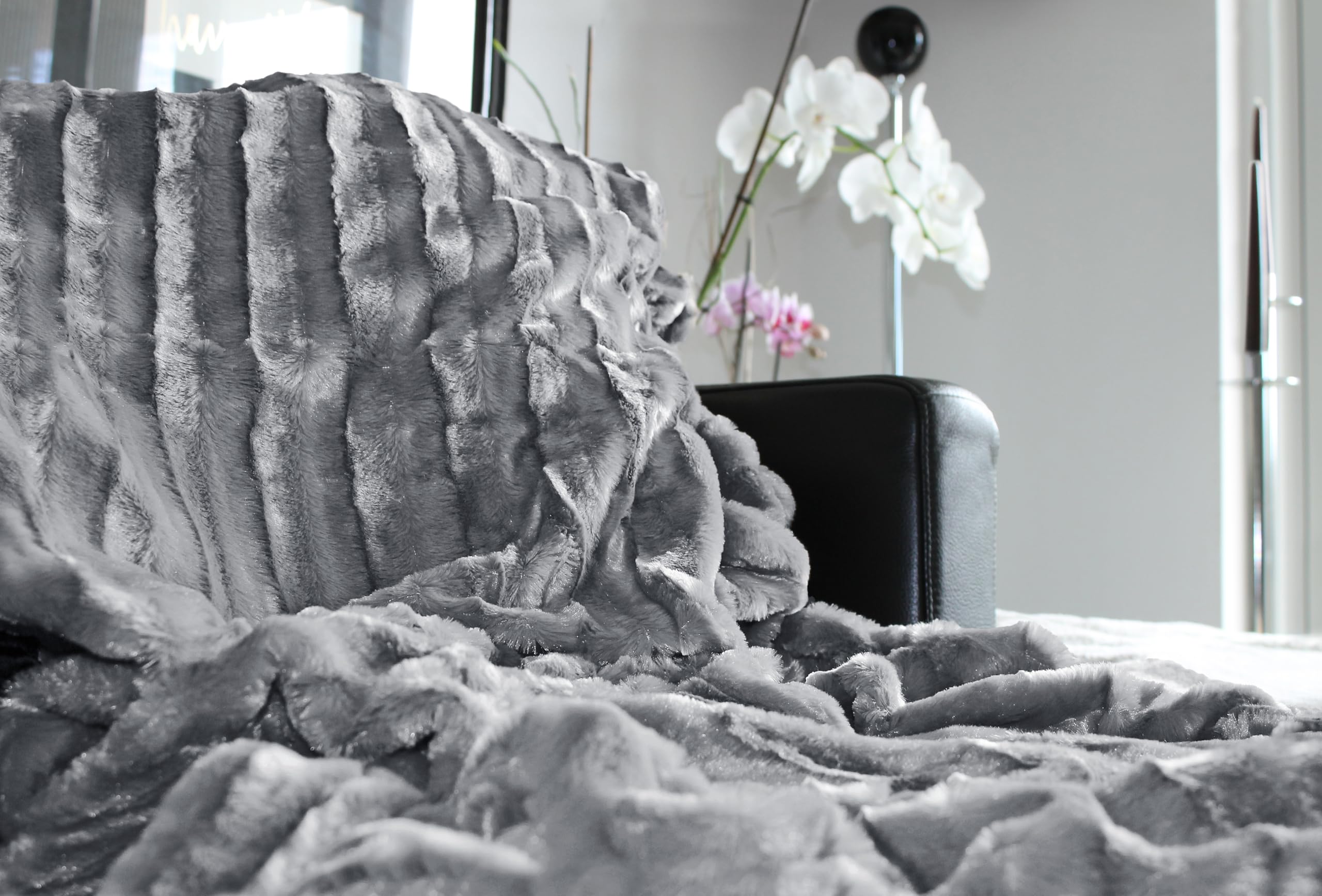 Battilo Luxe Faux Bontdeken 150 x 200 cm Grijs - Extra grote knuffelige zachte werpedeken voor bank, sofa & bed | Flauwe warme deken voor thuis | Gezellige huisideeën