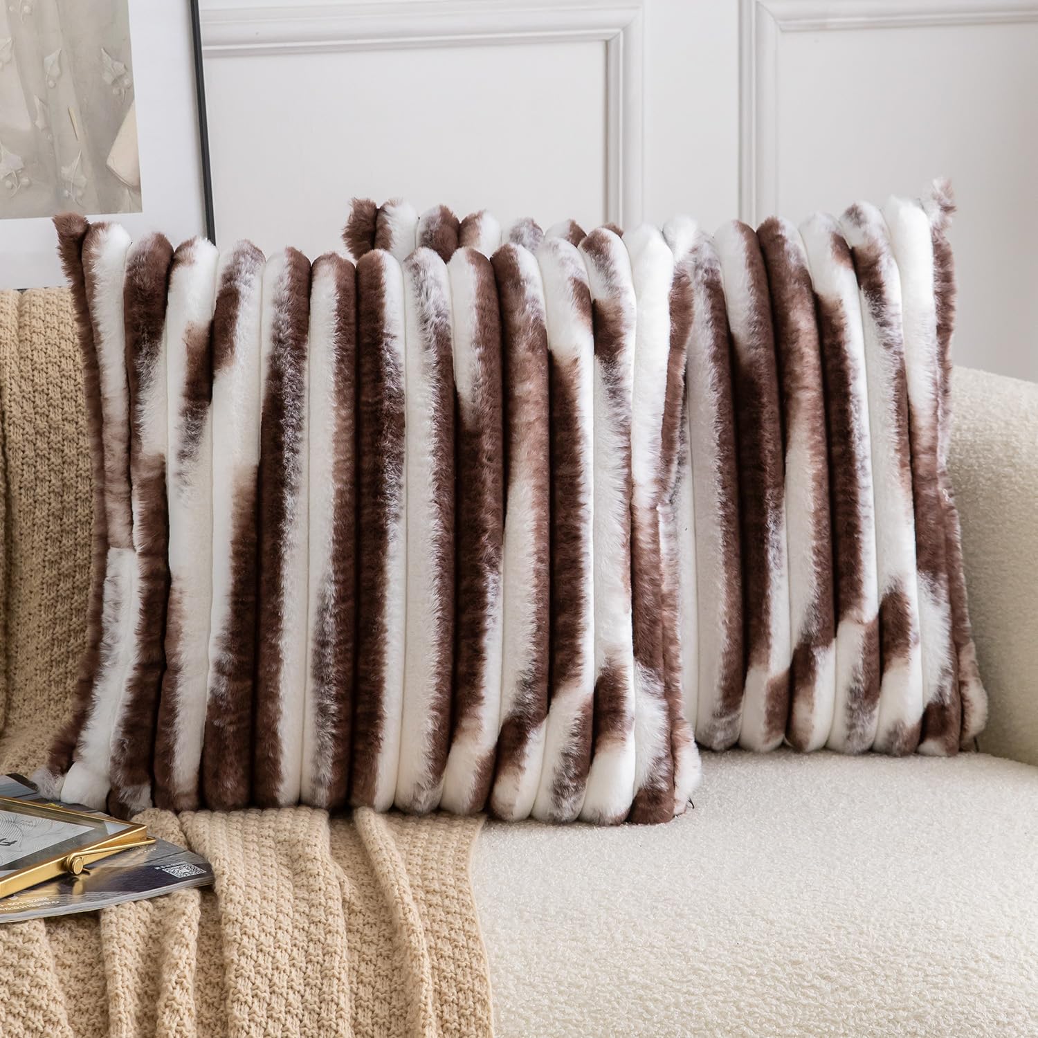 Madizz Lot de 2 Housses de Coussin en Peluche en Fausse Fourrure Housse de Coussin décorative Douce à Rayures moelleuses pour Coussin de Chambre à Coucher de canapé Marron foncé Blanc 60 x 60 cm