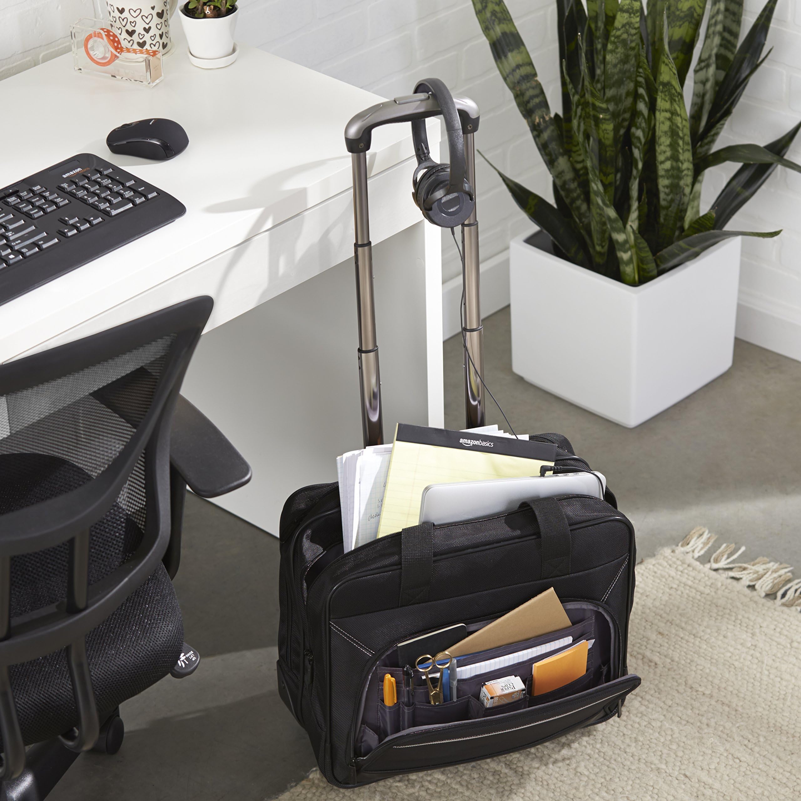 Amazon Basics Sacoche à roulettes pour Ordinateur Portable - avec roulement Rapide et Poche Avant Facile d’accès - Compatible avec Ordinateurs Portables de 15,6 Pouces (39,6 cm), Noir