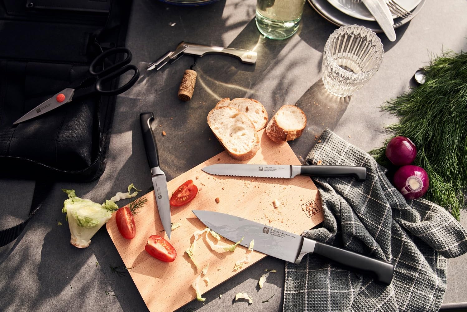 ZWILLING Vier Sterne Traveller Set/Messerset 7-tlg, für Camping, Set aus 3 Messer, Schneidbrett, Kellnermesser, Schere & Transporttasche
