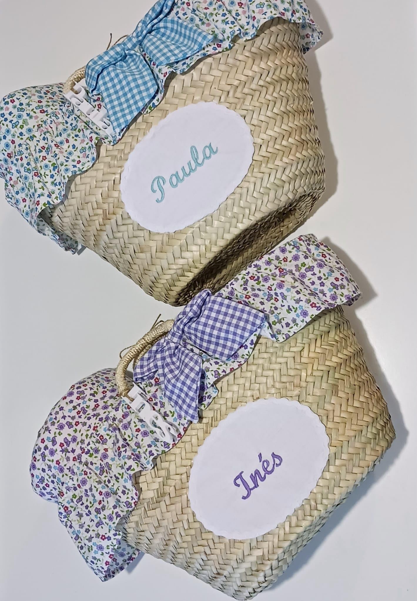 Capazo decorado y toalla a juego personalizados. (Combinaciones disponibles ver en las imágenes) Regalo comunión, capazo playa, regalo bebé.