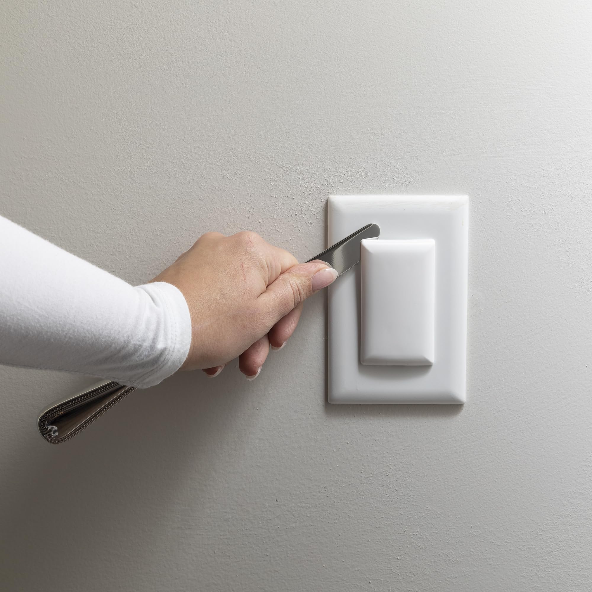 Qdos Safety StayPut - Cubierta de enchufe de doble toma – Un enchufe cubre ambas tomas. Ajuste seguro y bordes biselados que evitan que los dedos pequeños se quiten a diferencia de otros productos, se