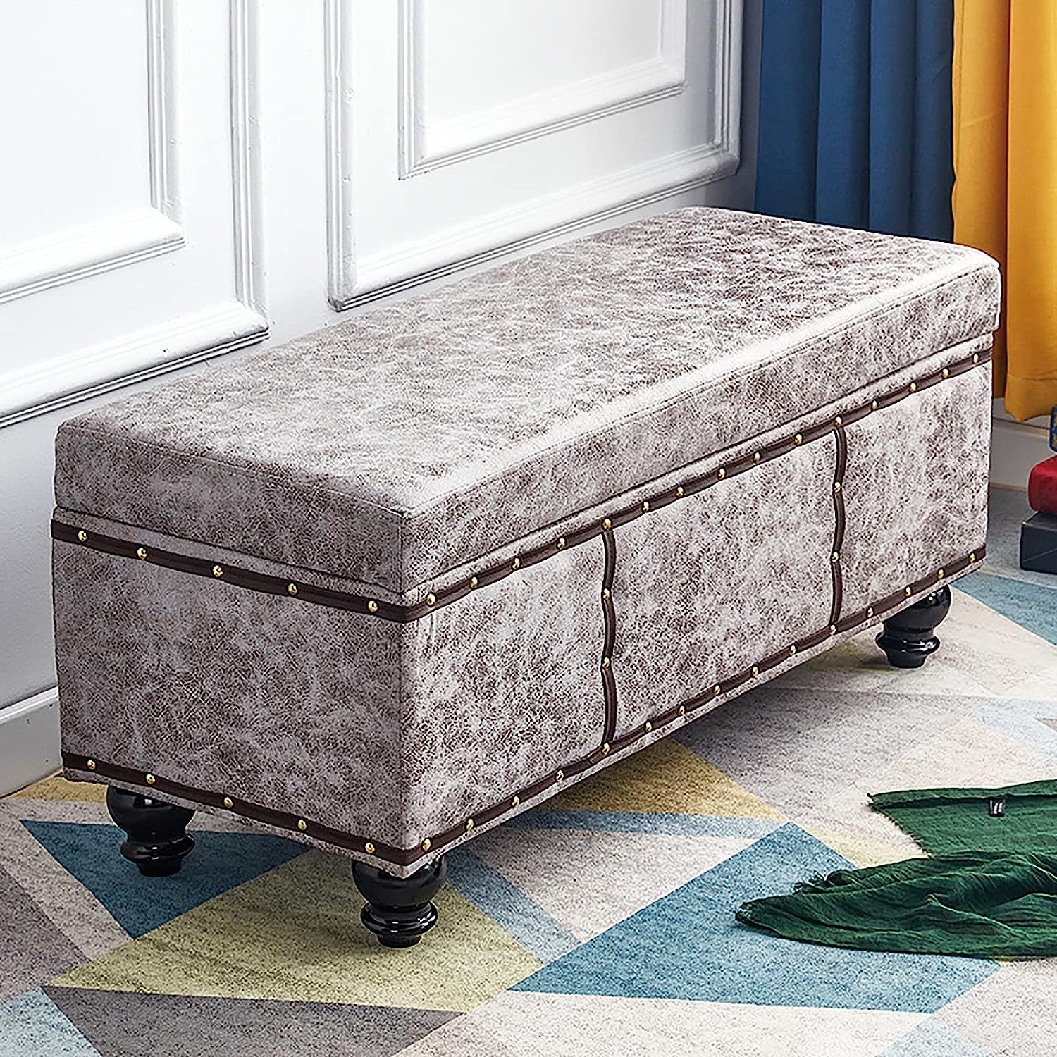 Banc de rangement pour ranger le désordre du salon avec plateau relevable