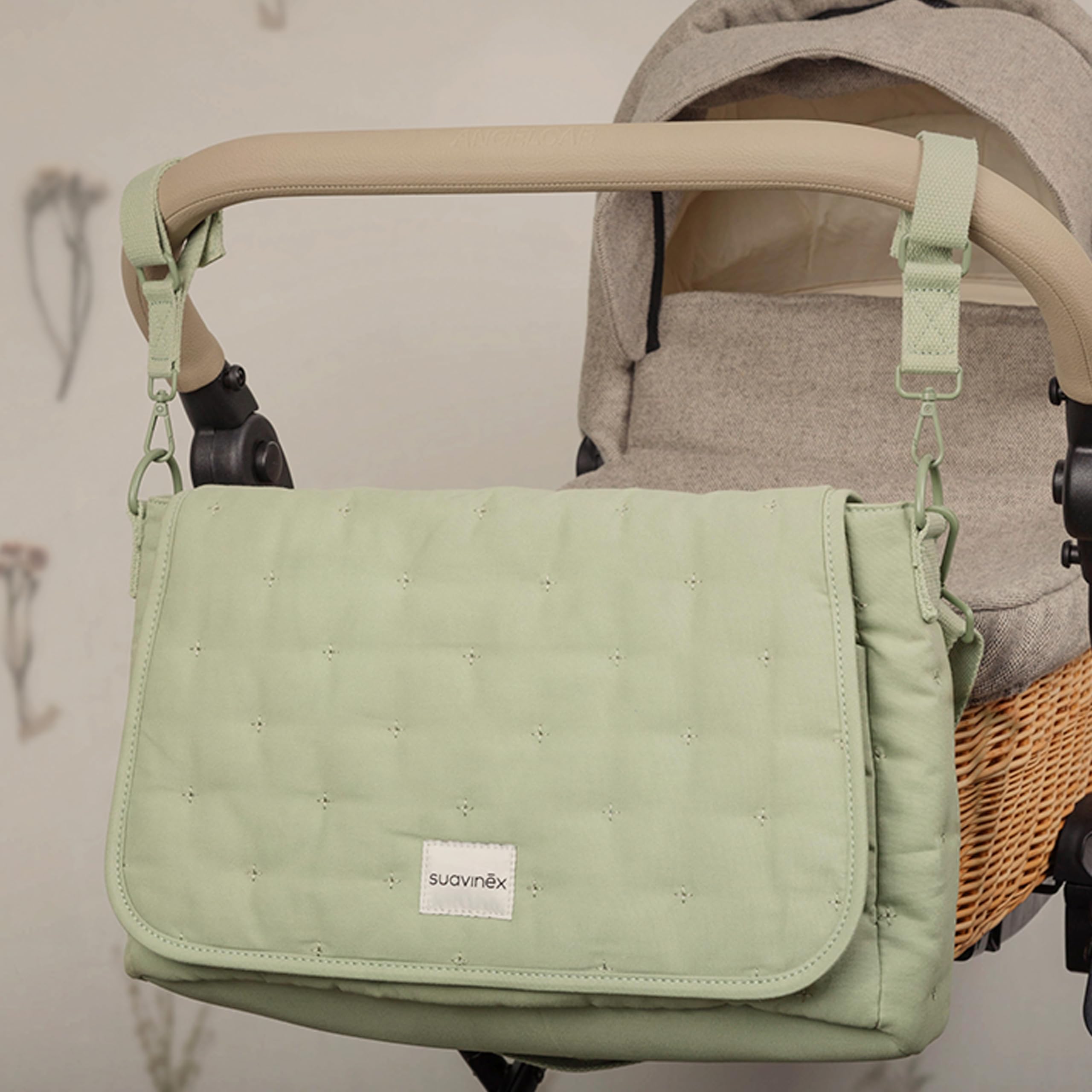 Suavinex, Bolso Maternidad Bandolera, Bolso Carro Bebé de Gran Capacidad, Asas Ajustables al Carrito, Solapa y Cierre de Cremallera, Impermeable, con Bolsillos Interiores, Verde