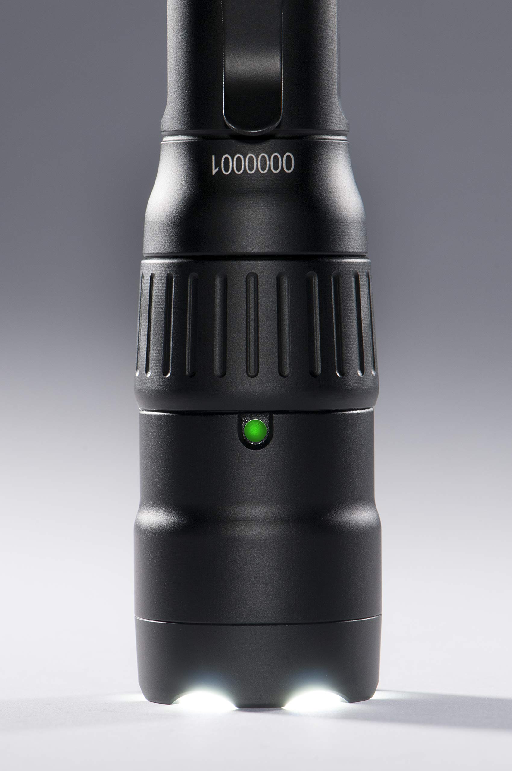 PELI 7600 Linterna táctica versátil con LED de 3 colores y recargable por USB