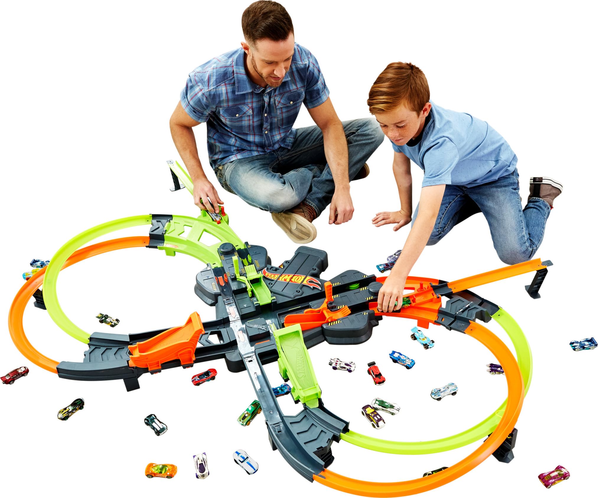 Hot Wheels GFH87 Super Mega Crash duża tora wyścigowa z 8 zakrętami w rozmiarze XXL 1,5 m szerokości zestaw do gry z przyspieszeniem, zabawka dla dzieci od 5 lat, zastrzeżone różnice w opakowaniu