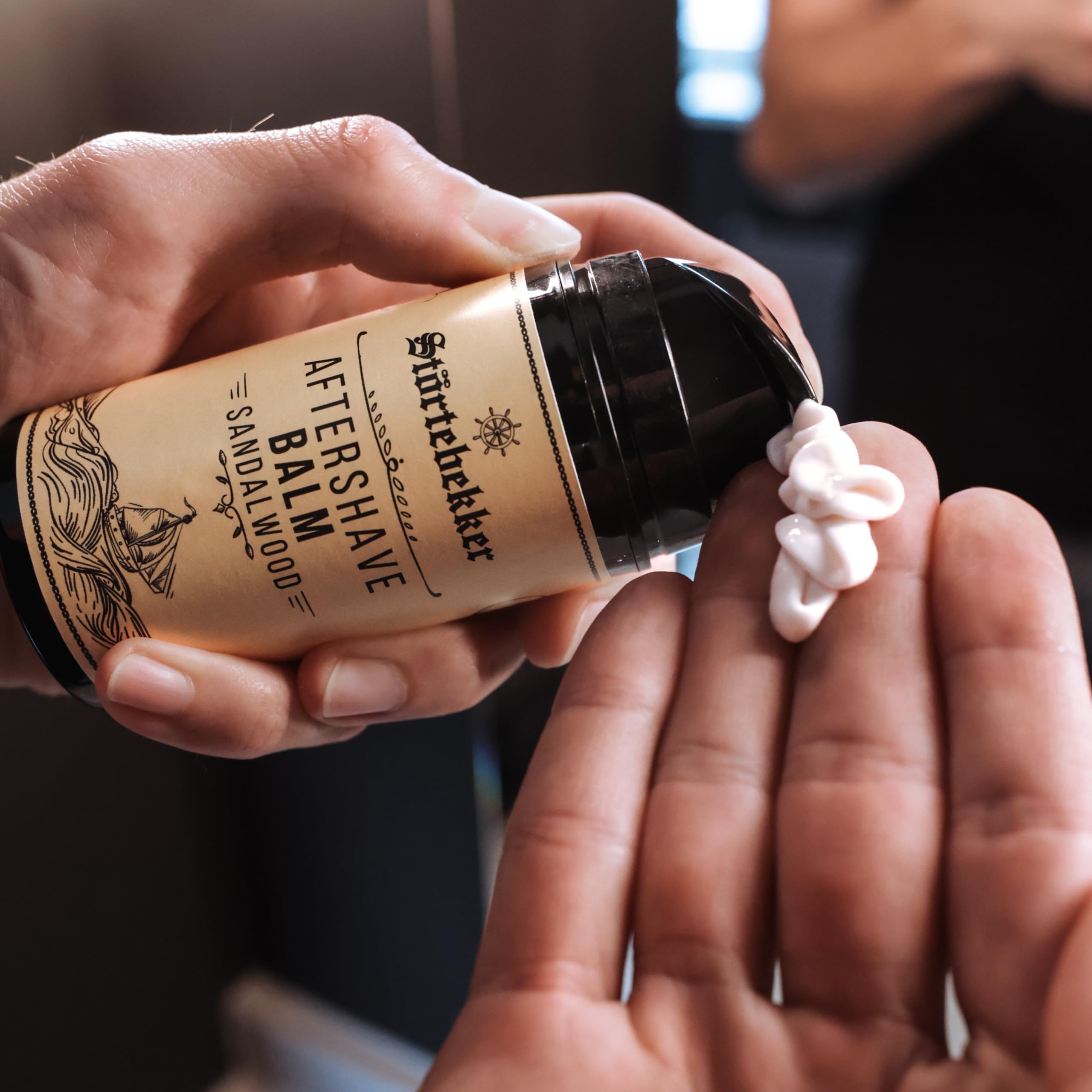 Störtebekker® Premium After Shave Balm - Contro le irritazioni della pelle e le bruciature da rasoio - Cura della pelle dopo la rasatura - Profumo gradevole - Balsamo dopobarba per uomo (Sandalo)