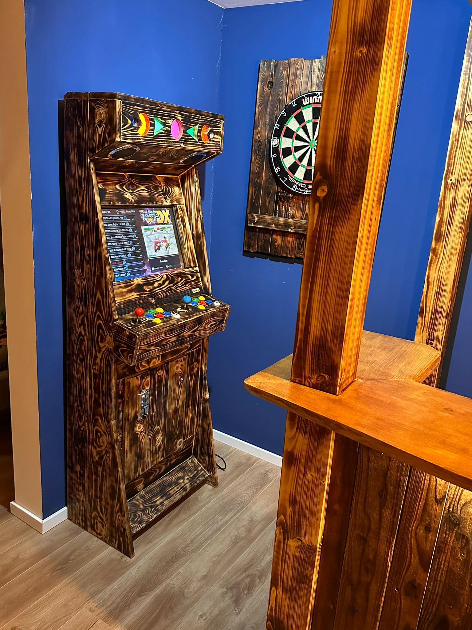 Cabinato Arcade Retro - Fatto a mano (legno) – Retro 2 giocatori con +4000 giochi classici, schermo LCD 22", Plug & Play – San-J