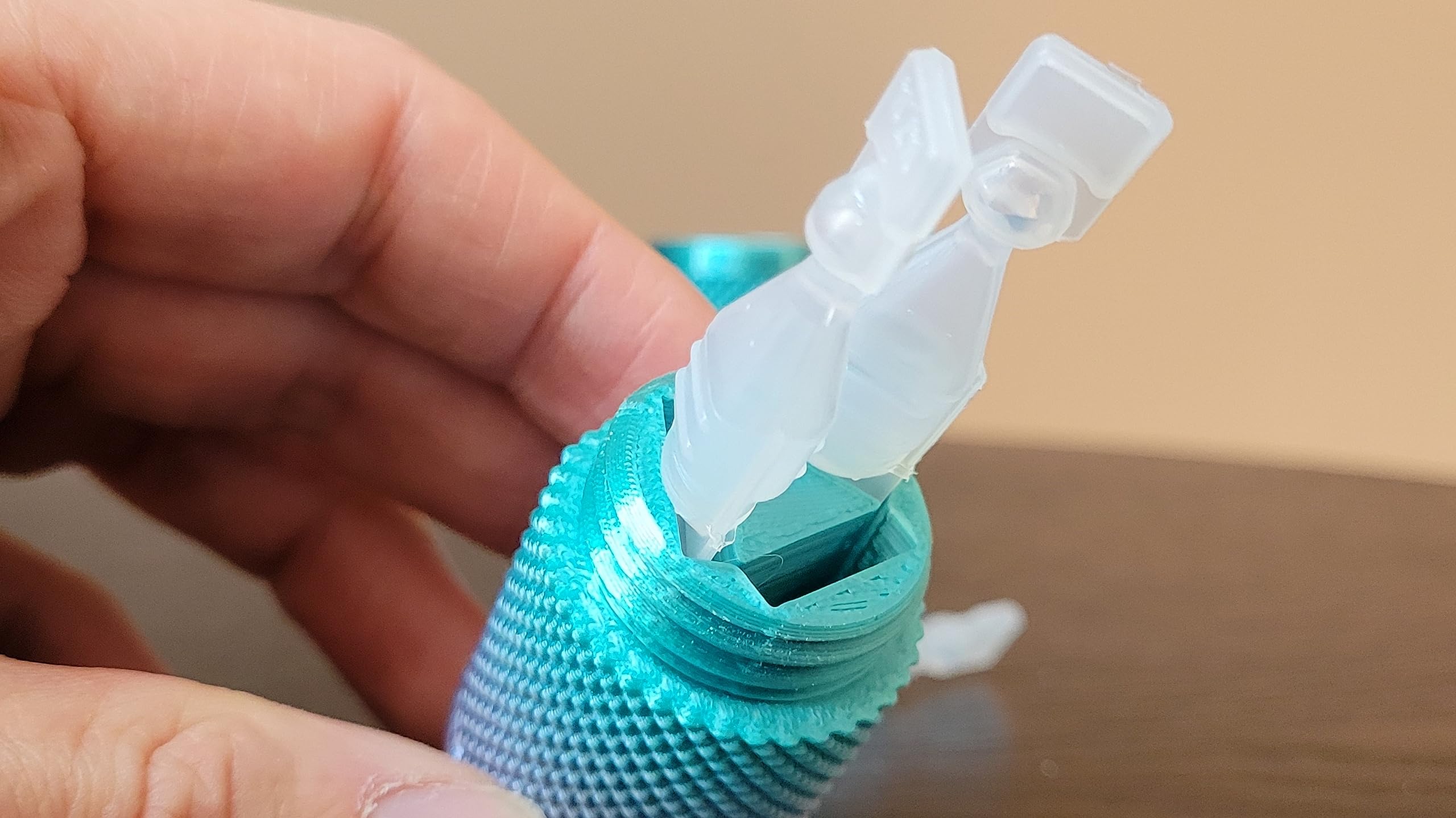 Znet3D Augentropfenhalter und Reise-Tragetasche – hält sicher drei (3) Einweg-Ampullen – Schraubdeckel, gerändeltes Muster – hält Ampullen sicher und sicher auf Reisen (mehrfarbig)