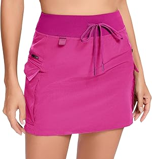  Cargo Sport Skort.   Kurzer Tennisrock mit hoher Taille, 2 Reißverschlusstaschen und 2 große Klettverschlusstaschen,  der hohe Bund hat einen externen Kordelzug,   Länge über dem Knie.
