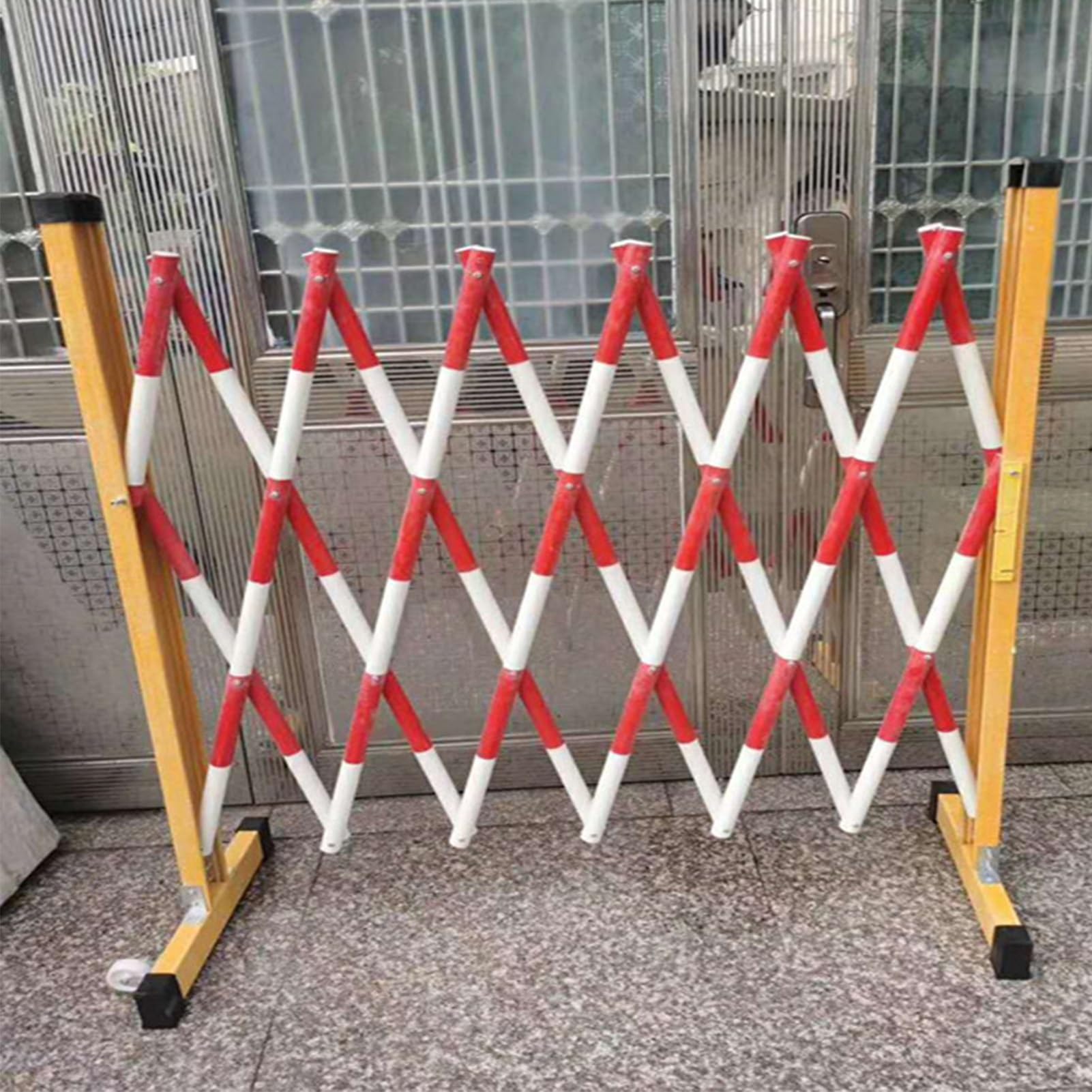 Barrière extensible portable sur roues pour sécurité industrielle et entrepôt