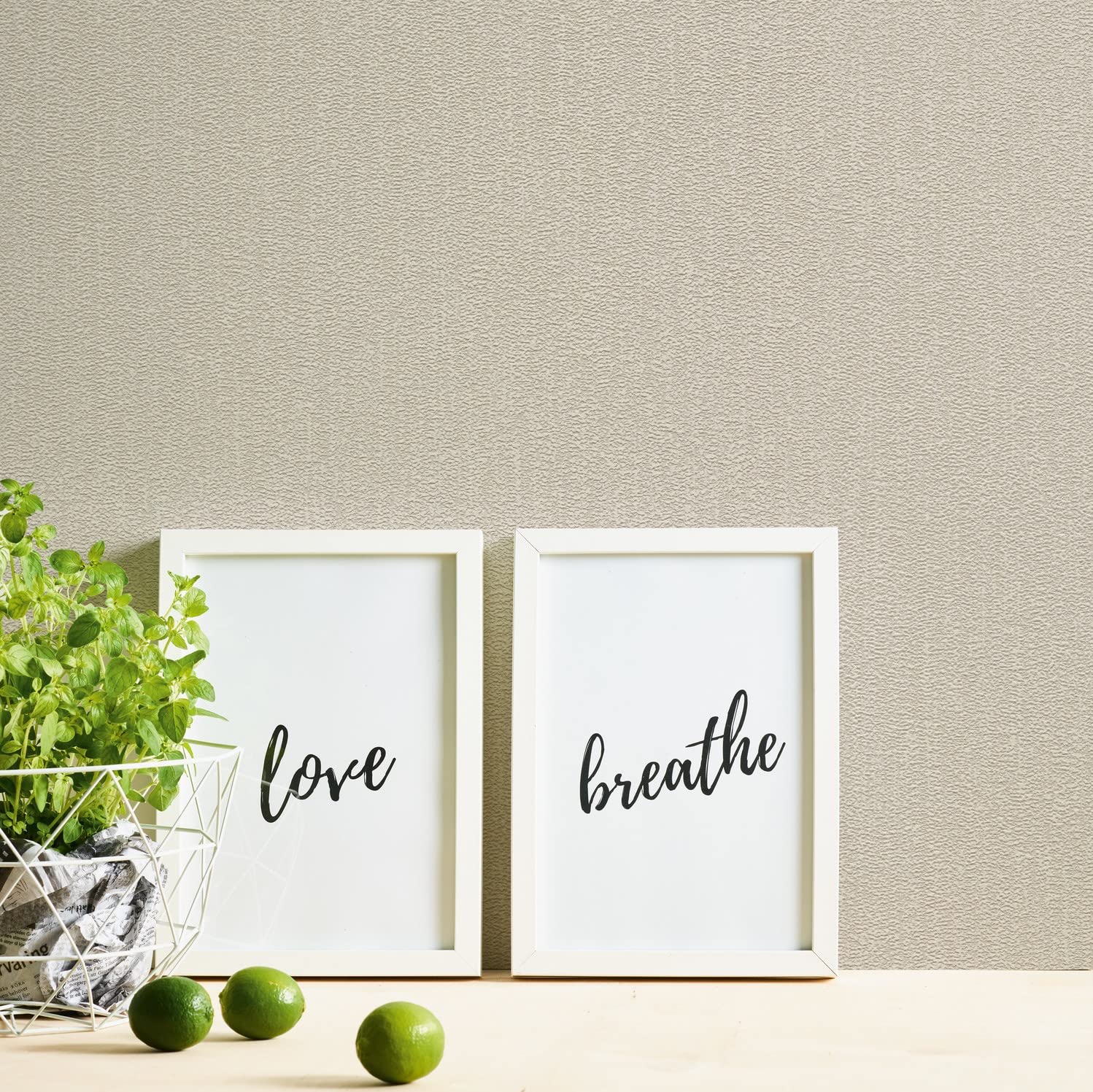 Papier peint texturé intissé beige pour un salon lumineux et moderne de style cosy