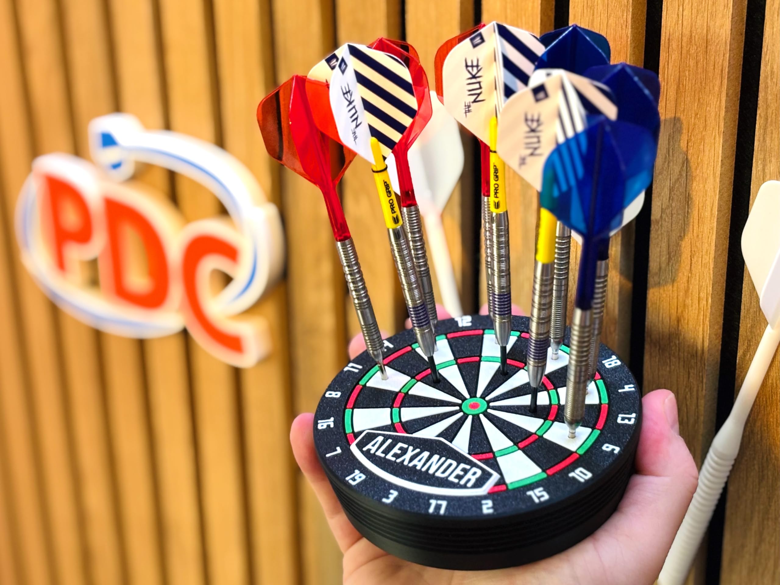 Dartpfeilhalter Perfect Nine – personalisierter Dartständer für 9 Dartpfeile, Steel- & Softdart Halter im Dartscheiben-Look, Dart Zubehör Geschenk für Dartfans