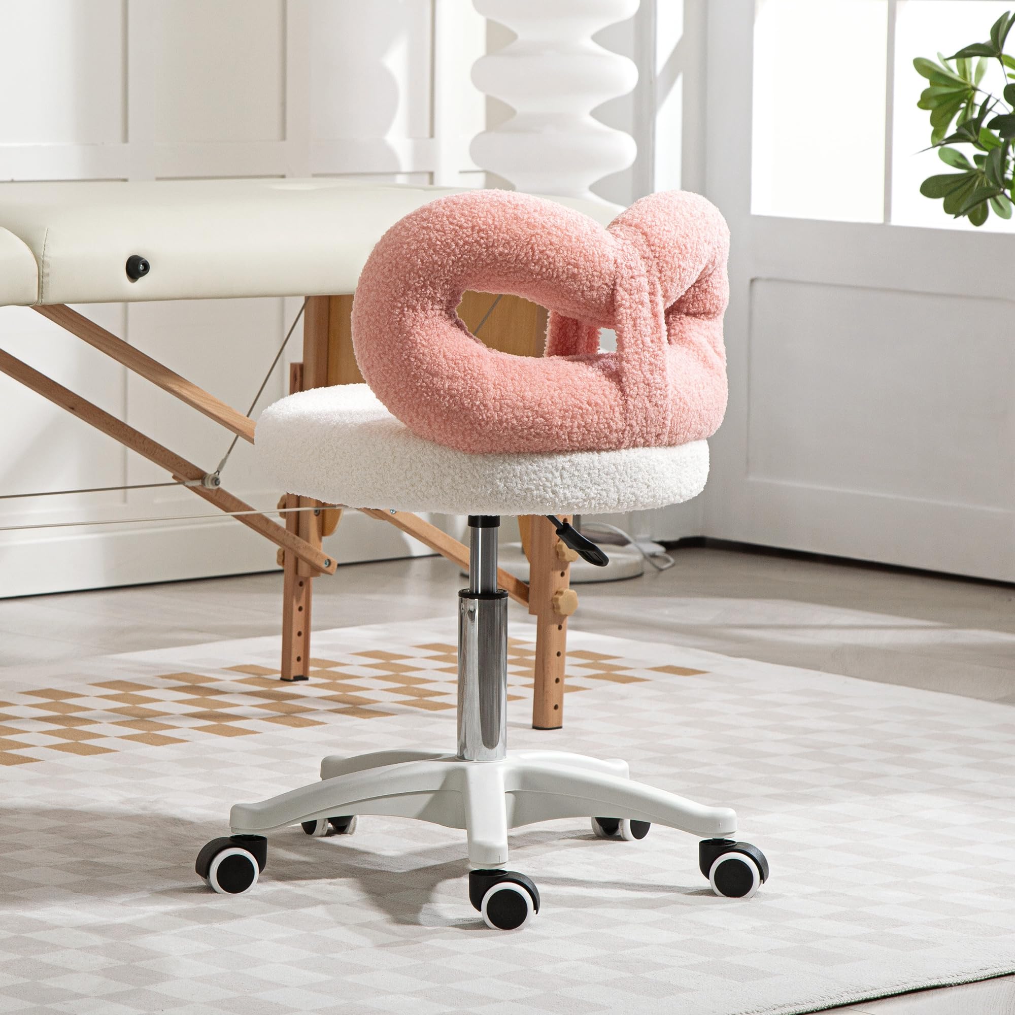 HOMCOM Taburete Giratorio con Respaldo con Ruedas 63-77 cm Blanco y Rosa | Taburete con Ruedas, Altura Regulable, Tapizado en Tejido de Borreguito, para Oficina Tocador Salones Talleres Spa Masaje