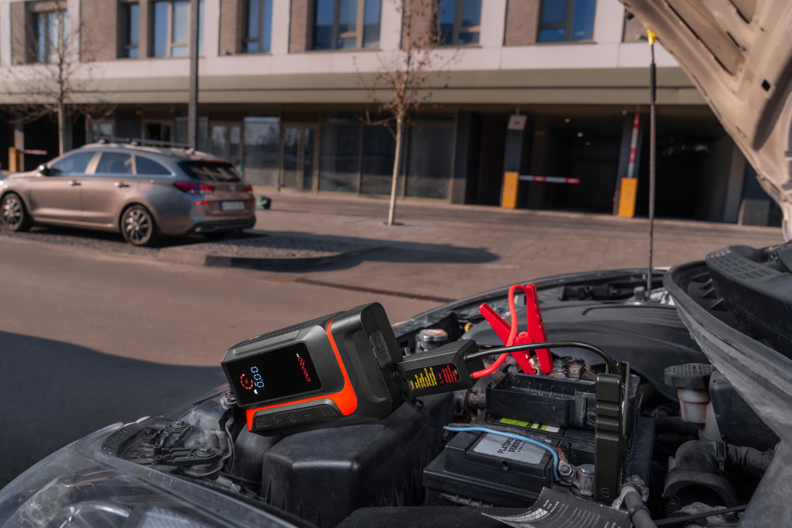 DNIPRO-M Starthilfe mit Luftkompressor JS-16C – 12V Jump Starter mit 2000A Spitzenstrom und 16.000 mAh – Tragbarer Reifenfüller bis 150 PSI, Luftkompressor, USB-C Powerbank und LED-Taschenlampe