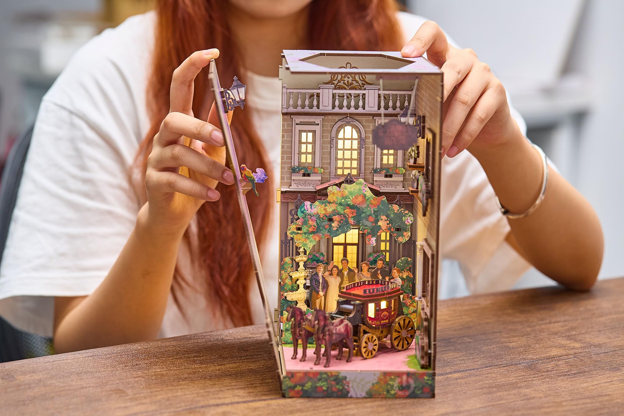 Revell Tiny Adventures Tiny Adventures - Bridgerton En la Luz Rincón de Libros - con Iluminación LED, 3D Miniatura Manualidades de Madera de Bricolaje