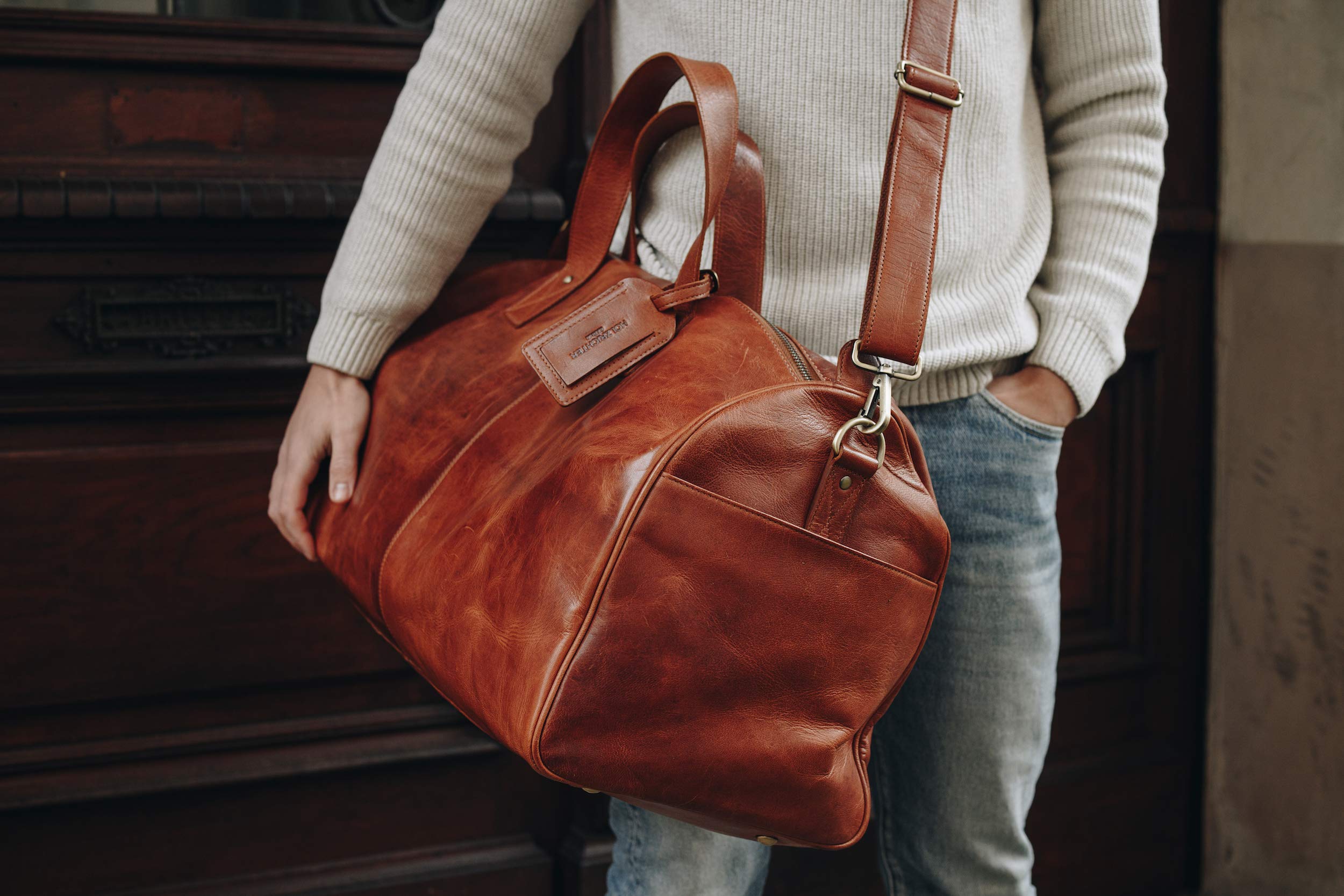 HOLZRICHTER Berlin - Weekender aus Leder für Herren (No 14-1), Reisetsasche 30x58x28 cm, Handgefertigte Echtleder Umhängetasche mit Schultergurt, Cognac-Braun