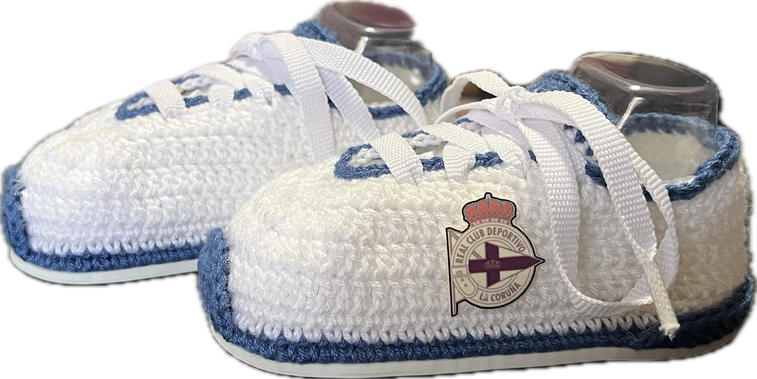 Patucos Futbol del club de La Coruña para bebe recien nacido de ganchillo o crochet. Personalizados con el escudo de tu club, disponibles en tallas 0-12 meses. Te regalamos el nombre del bebe grabado