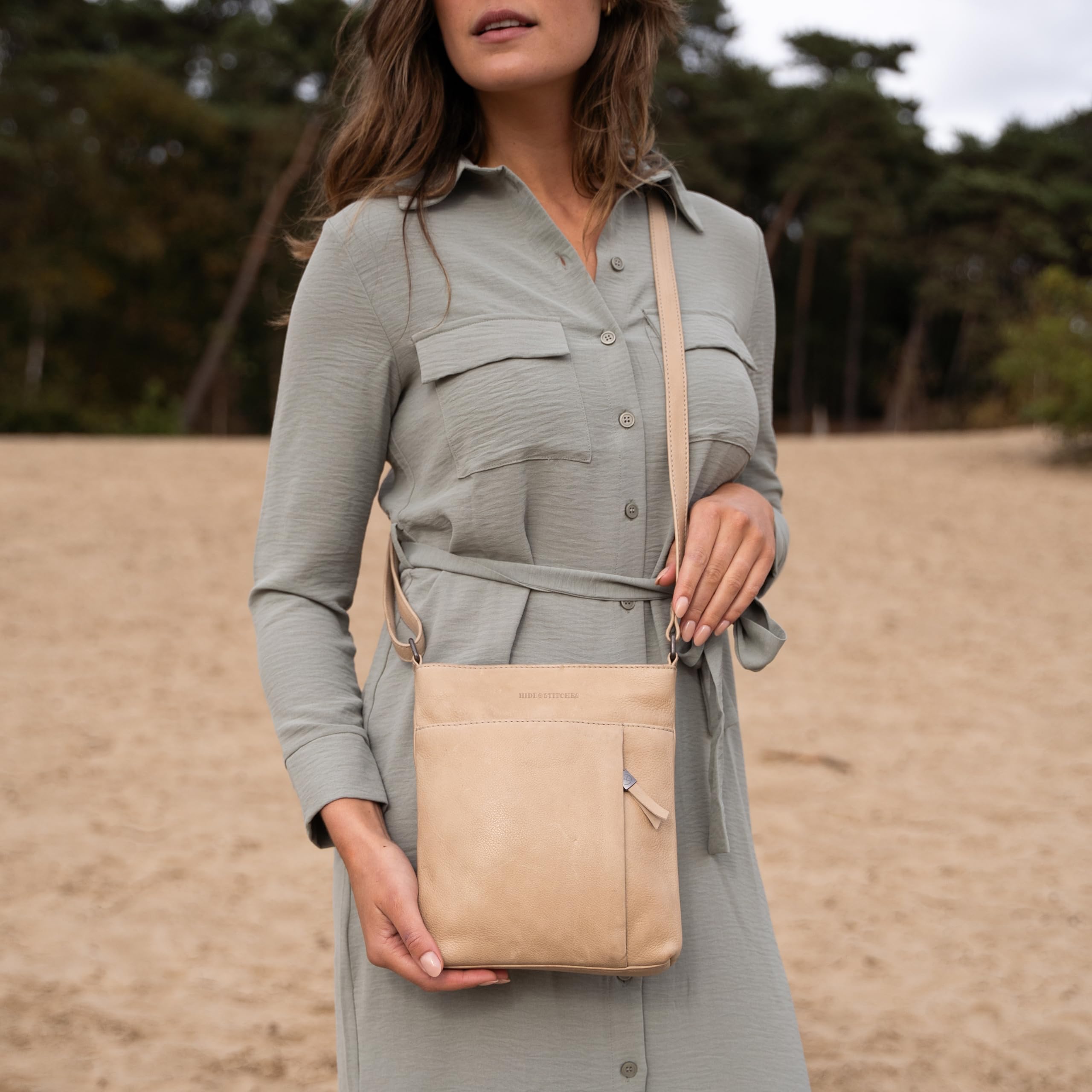 Hide & Stitches - Leder Umhängetasche Damen Mittelgroß - Handtasche Leder mit Reißverschluss, verstellbarem Schultergurt, Telefontasche, 2 Außentaschen ideal - 100% Leder - Braun