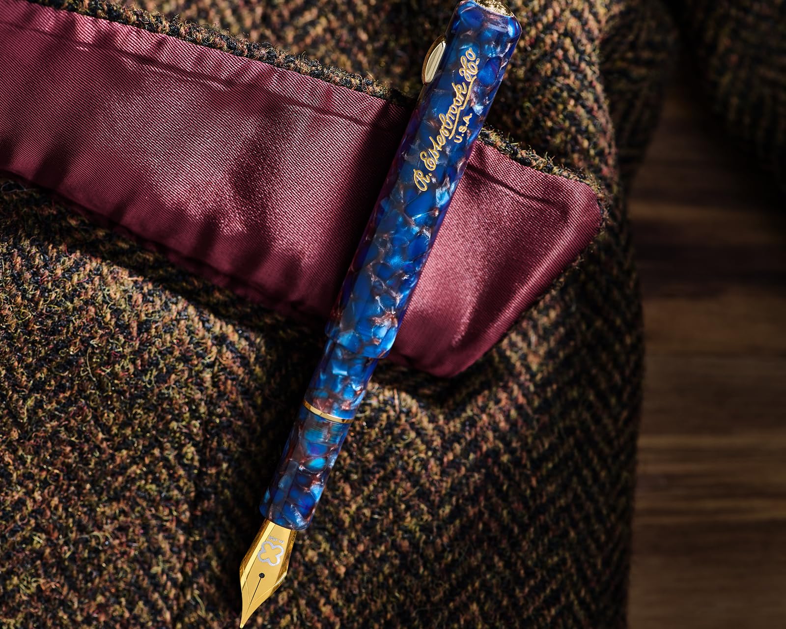 Esterbrook Niblet Füllfederhalter Nouveau Blue, Kompakt aus hochwertigem Harz, Edelstahlfeder Gold in der Größe M, EPP9156-M | Kompakter, cliploser Taschenfüllhalter (Pocket Pen) mit JoWo-Edelstahlfeder M und kurzem Standardkonverter