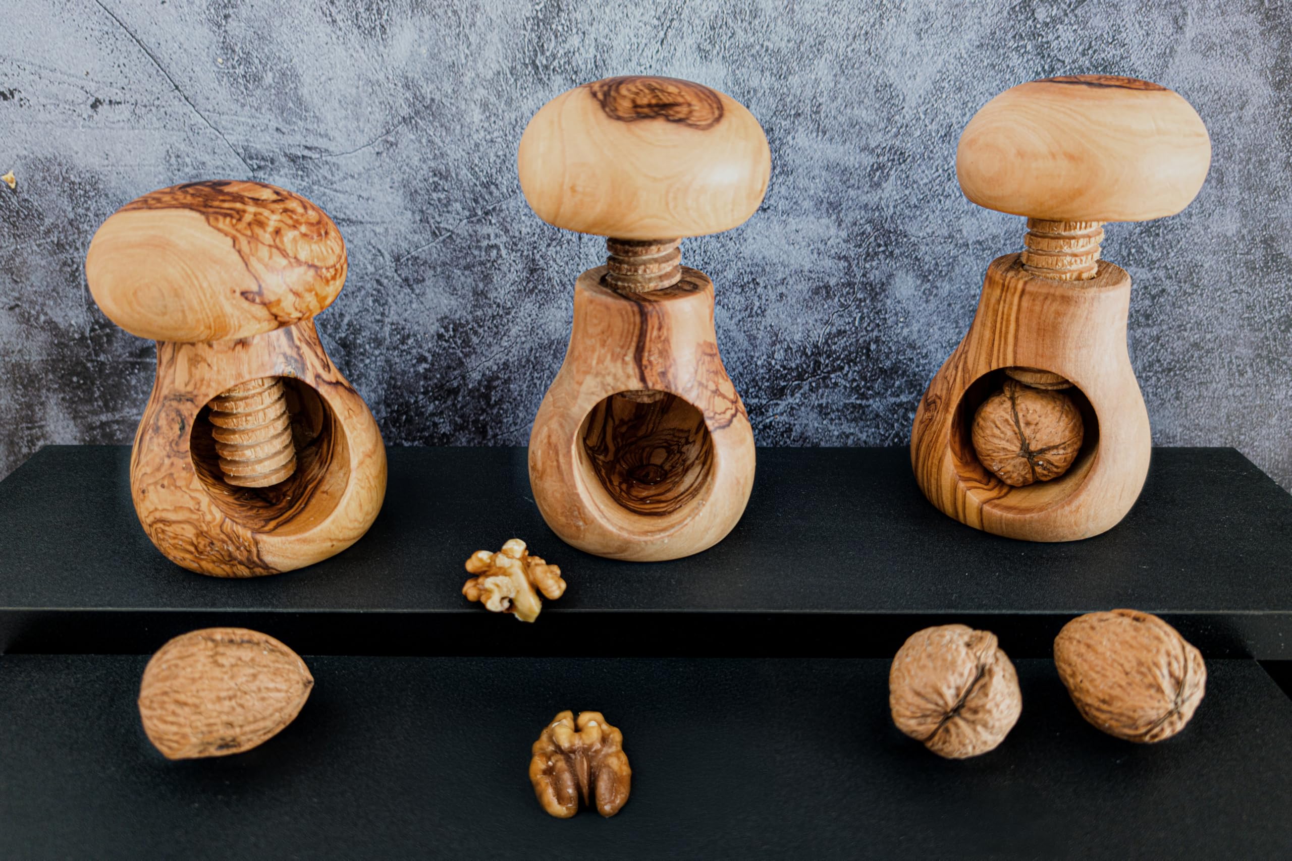 EMNA – Set di 3 schiaccianoci in legno d'ulivo, idea regalo in pregiato legno d'oliva, realizzato a mano a forma di fungo (circa 10 cm) con filettatura a vite, sicuro, durevole, decorativo, Natale,