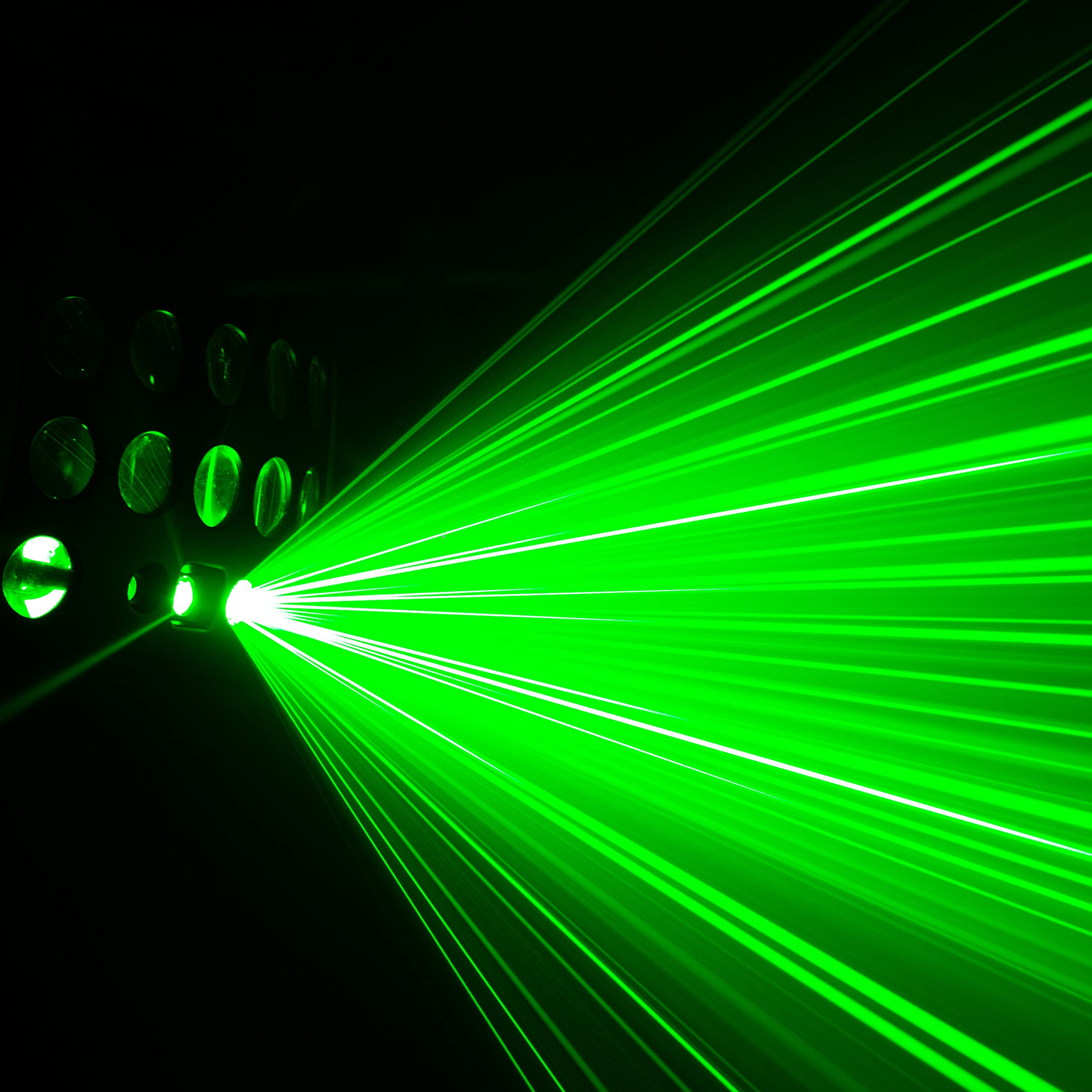 BoomToneDJ STARLIGHT-LZR Jeux de lumière DJ 4 effets Faisceaux multicolores LZR, Strob, Contrôle DMX Programmes automatiques Détection musicale Télécommande. Eclairage Disco Club Fête Soirée Mariage