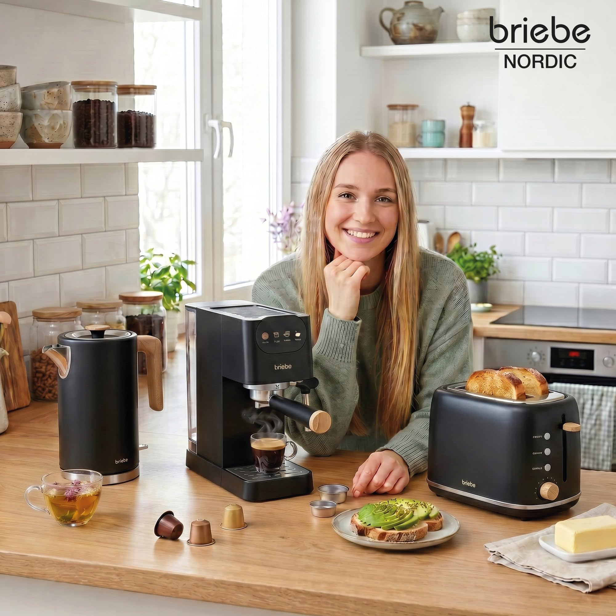 briebe Nordic Macchina Caffè Espresso 20 Bar per Capsule e Caffè Macinato + Bollitore Elettrico 1,7L Cordless, 2200 W + Tostapane a Fessura Larga a 2 Fette Set Colazione Design Nordique (Nero)