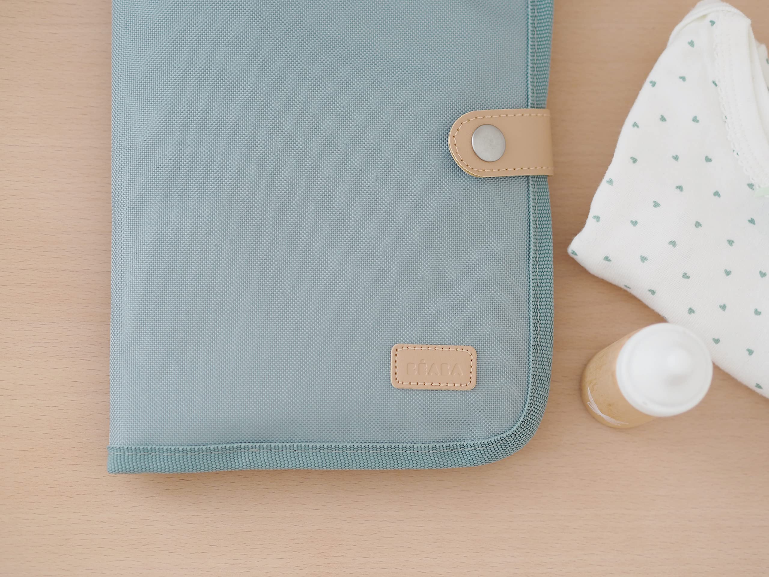 BÉABA, funda de carné de salud Genève, 2 bolsillos interiores, cierre a presión, tejido impermeable, verde salvia